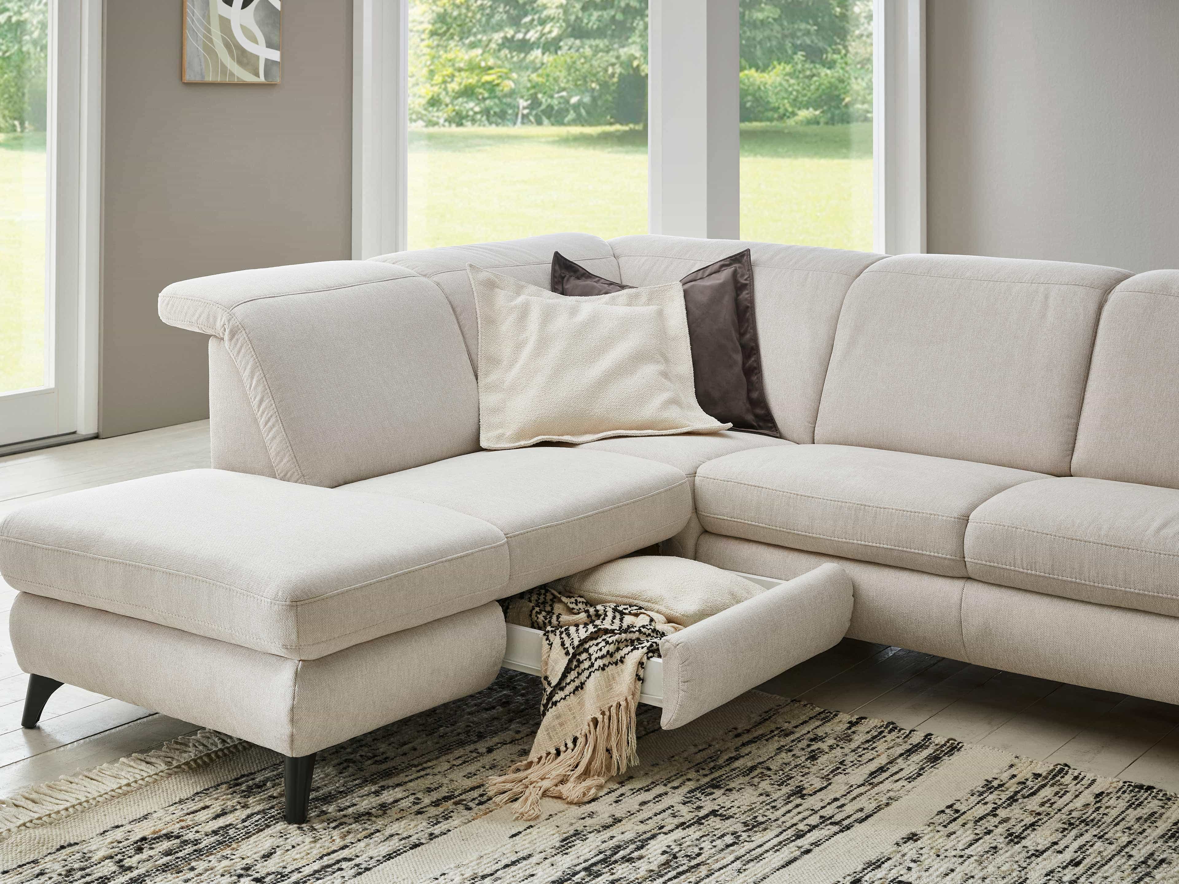 Ecksofa Parula B – beiger Bezug in L-Form mit geöffnetem Staufach und schwarzen Füßen
