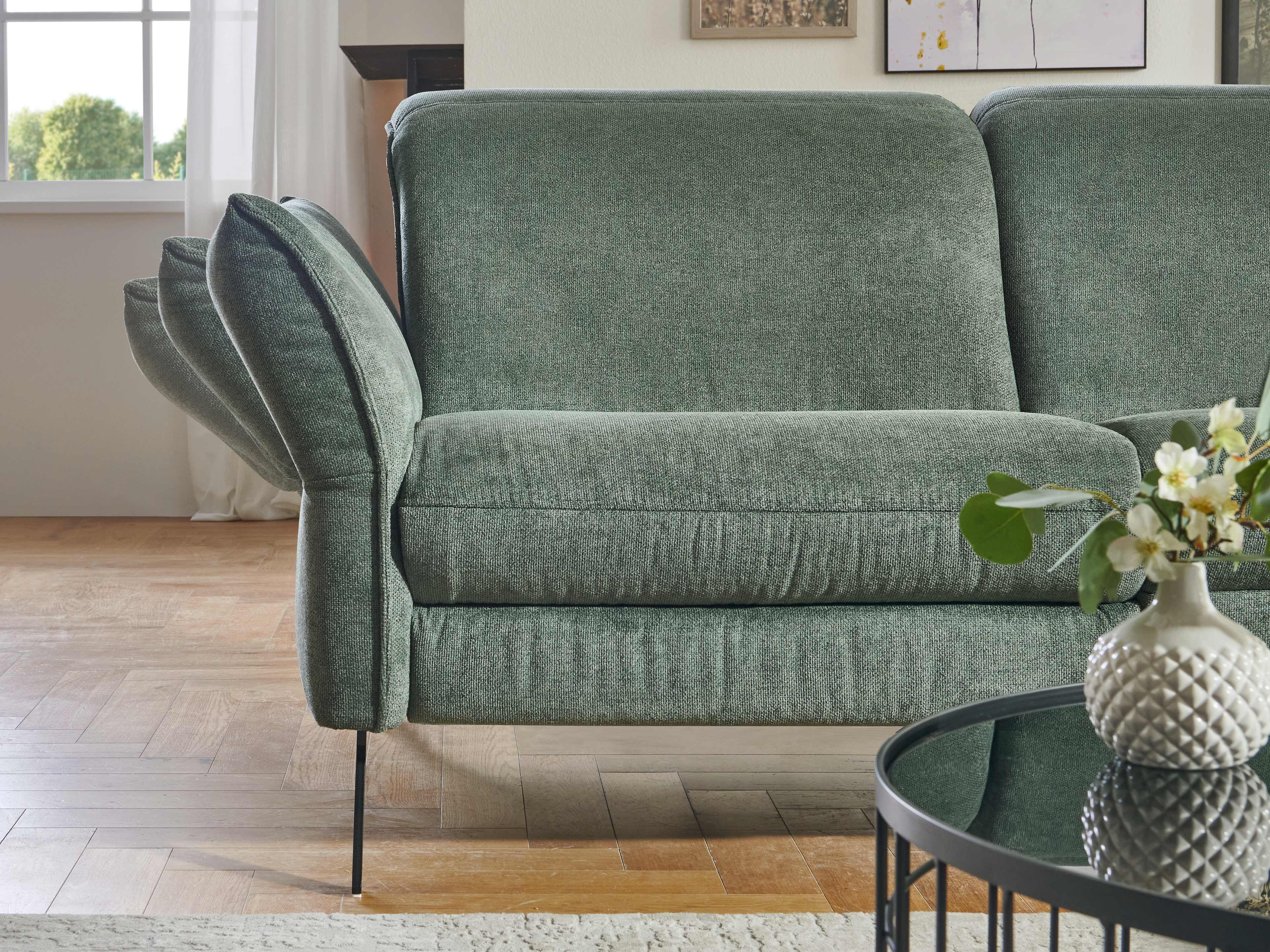 Ecksofa Kabs mit grünem Stoffbezug, verstellbarer Armlehne und schlanken Metallfüßen