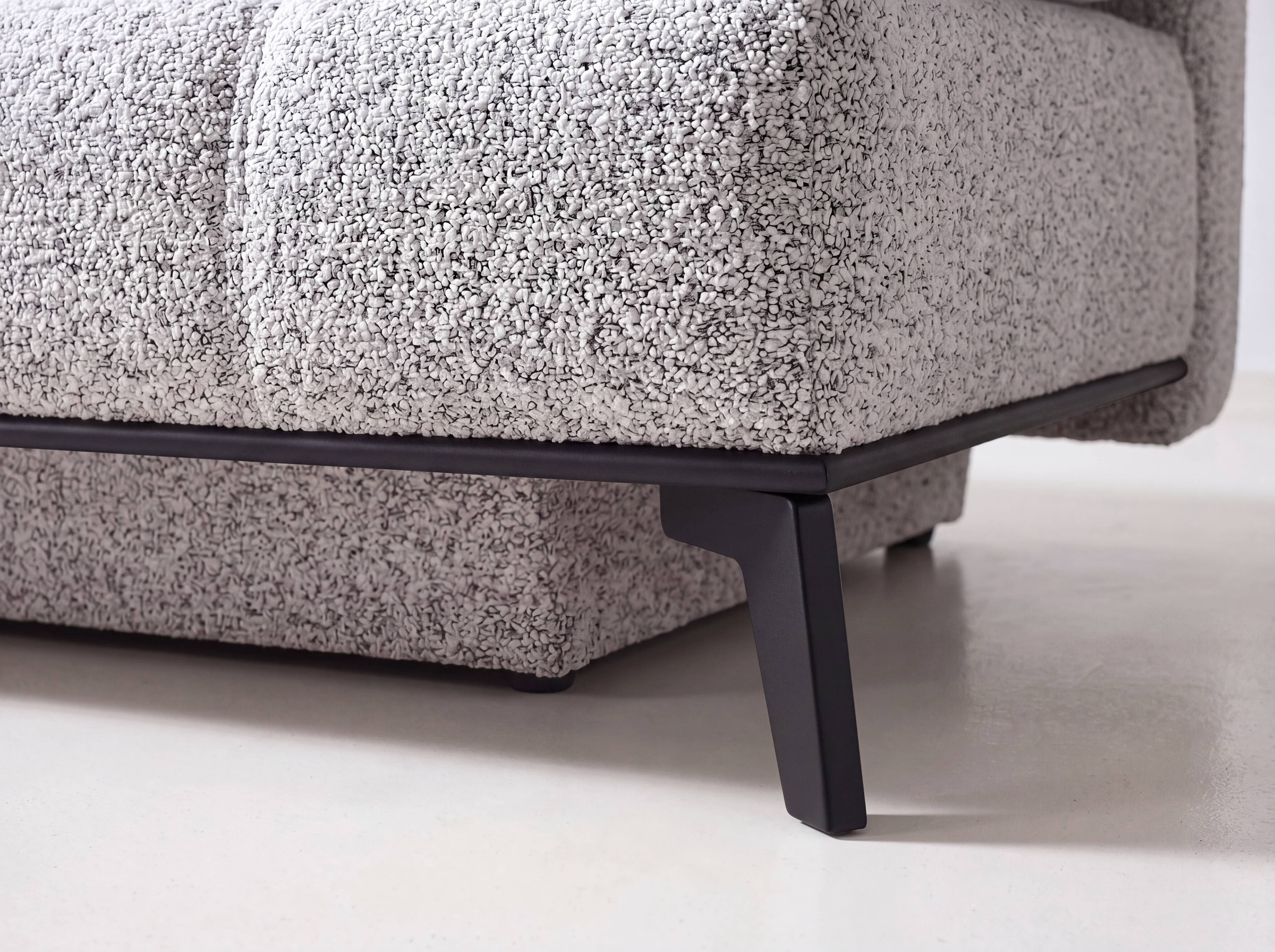 Ecksofa Kabs Polsterwelt mit grauem Bouclé-Stoffbezug und schwarzem Metallgestell in Nahaufnahme