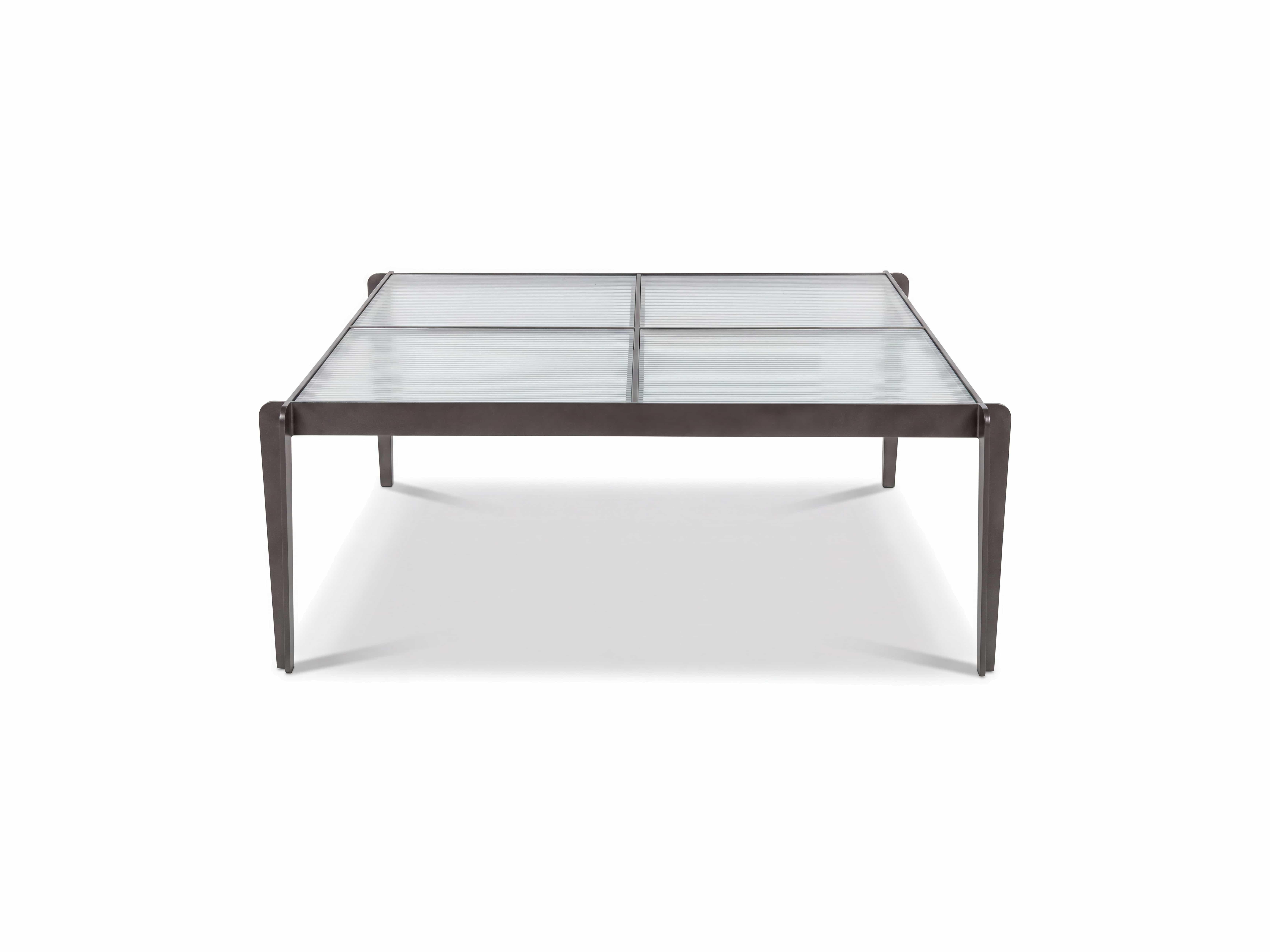 Couchtisch Metrica mit rechteckiger Glasplatte und braunem Metallgestell, markantes Rahmendesign