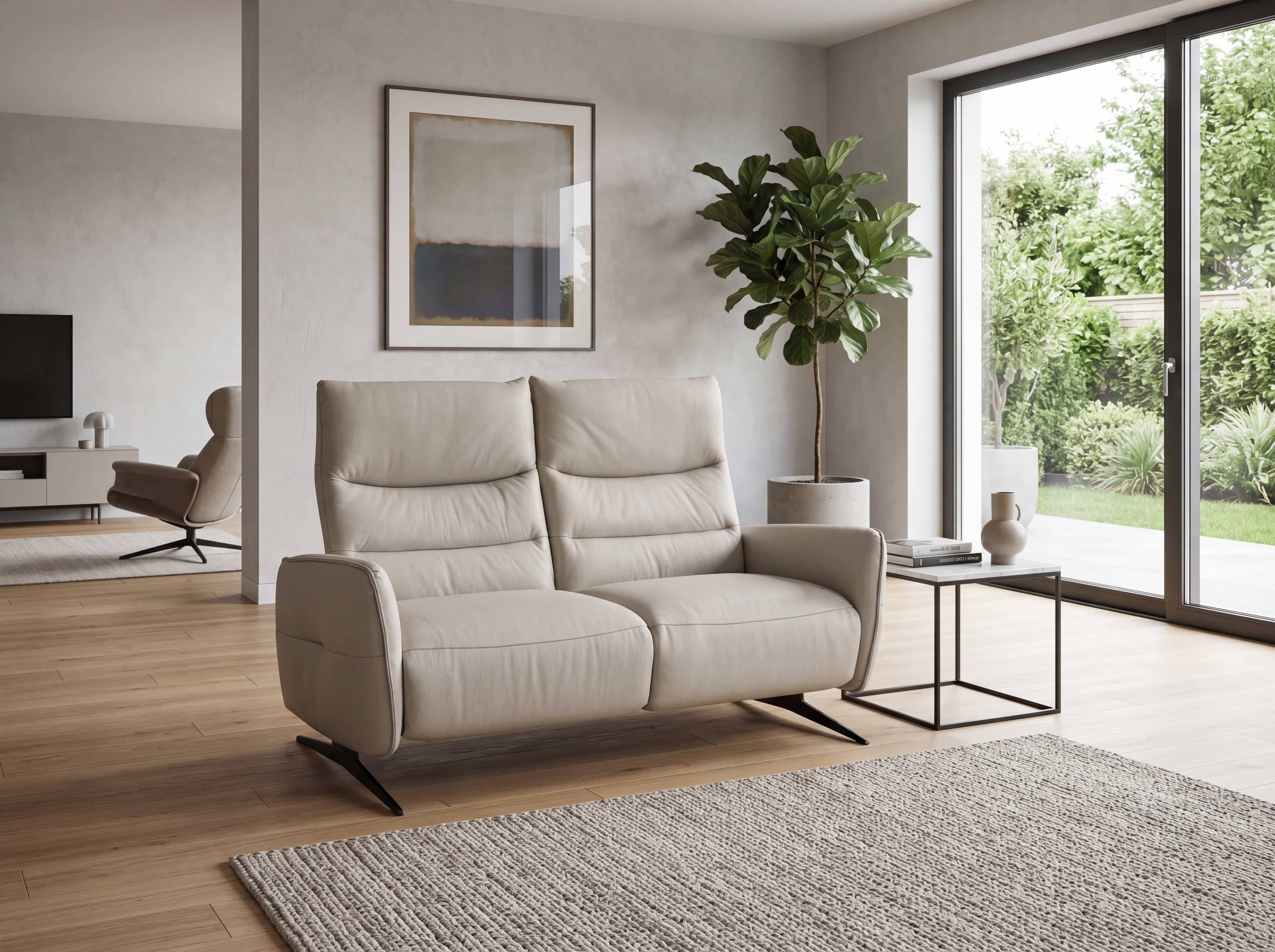 2-Sitzer Sofa Kabs mit beigem Lederbezug, gepolsterten Armlehnen und schwarzen Metallfüßen