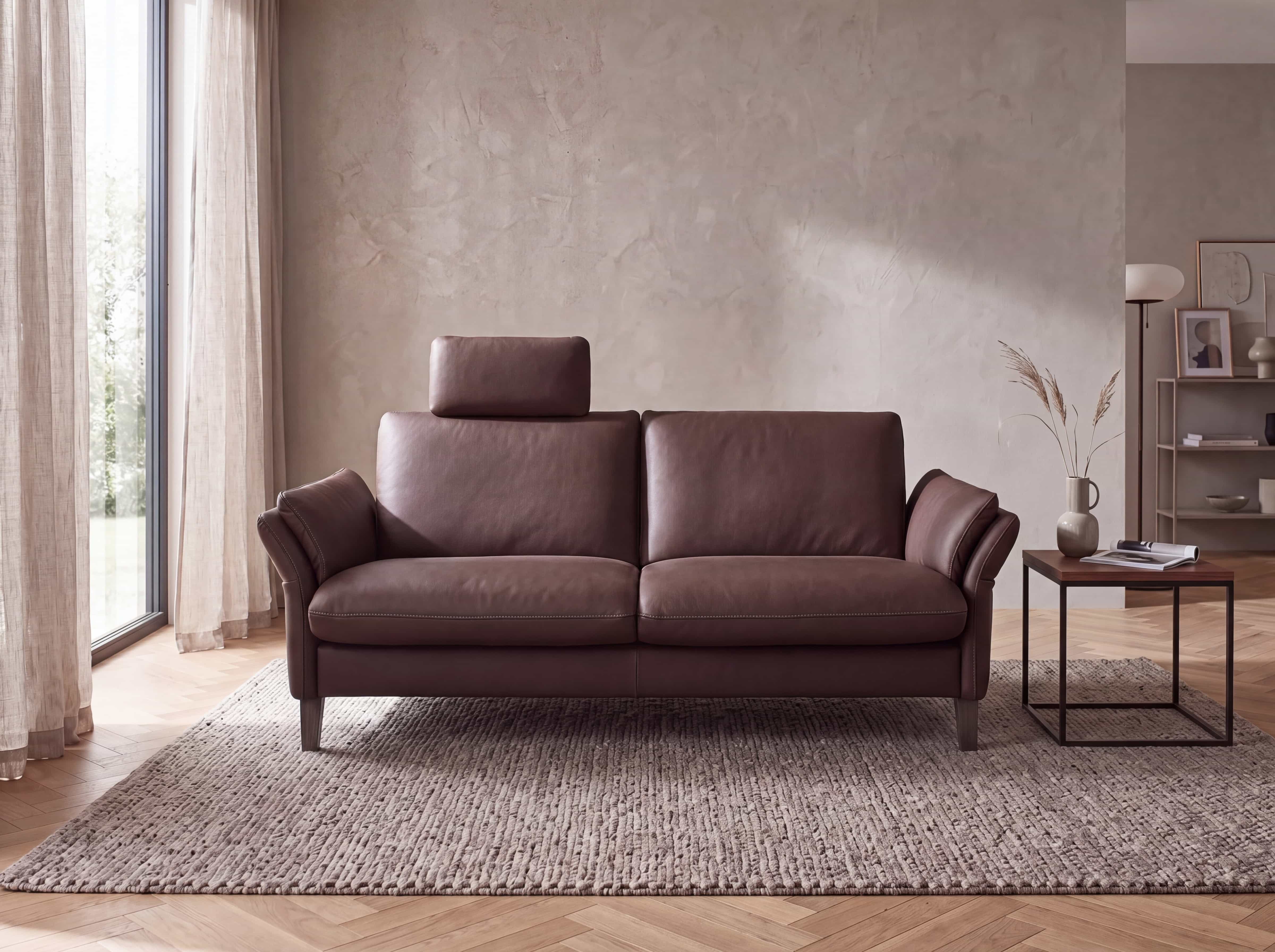 3-Sitzer-Sofa Pinot – brauner Bezug, mit Armlehnen, sichtbarer Kopfstütze und Holzfüßen