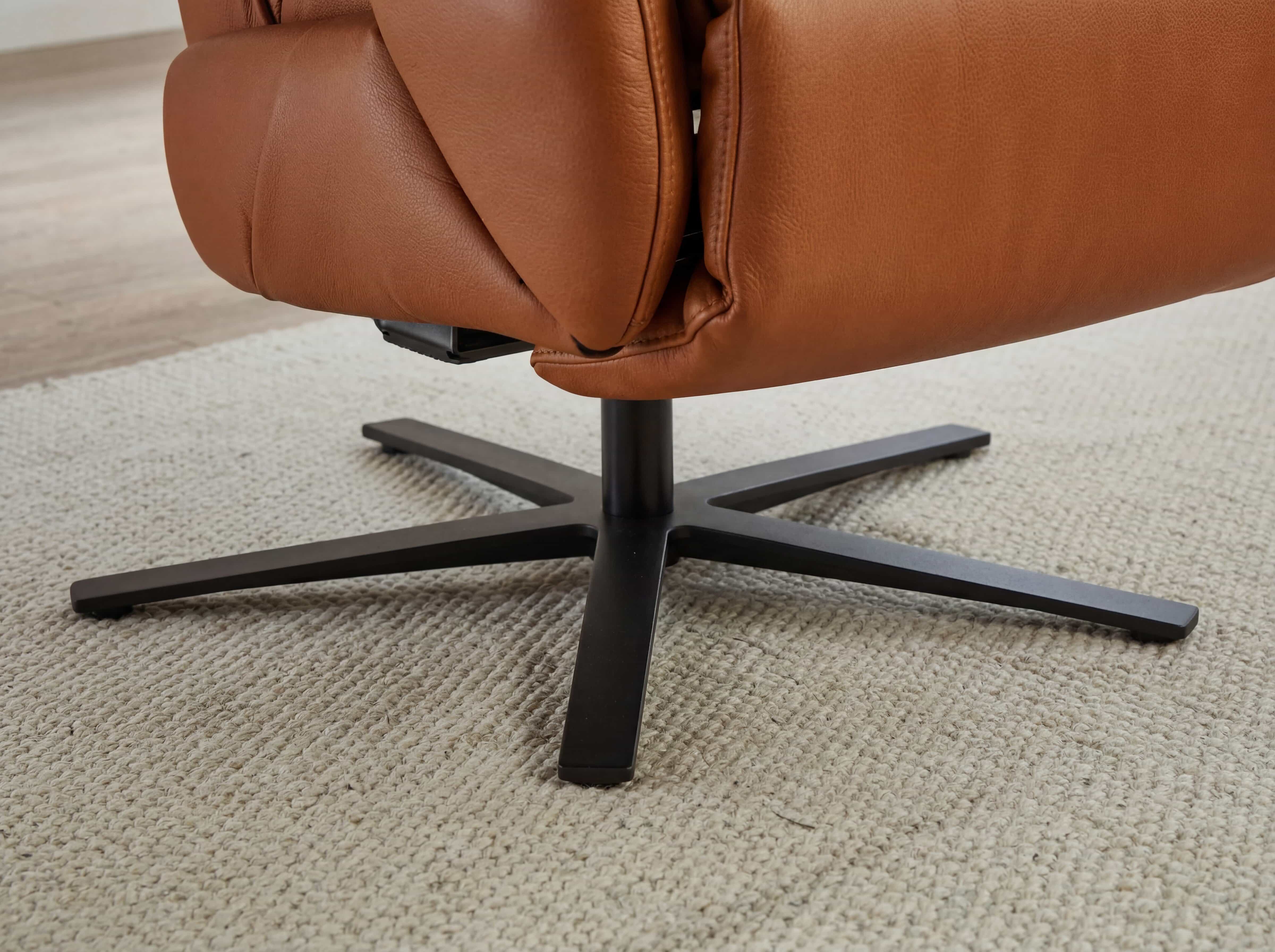 Relaxsessel Perm Lazyline – Detailansicht des braunen Bezugs und schwarzem drehbarem Metallfuß