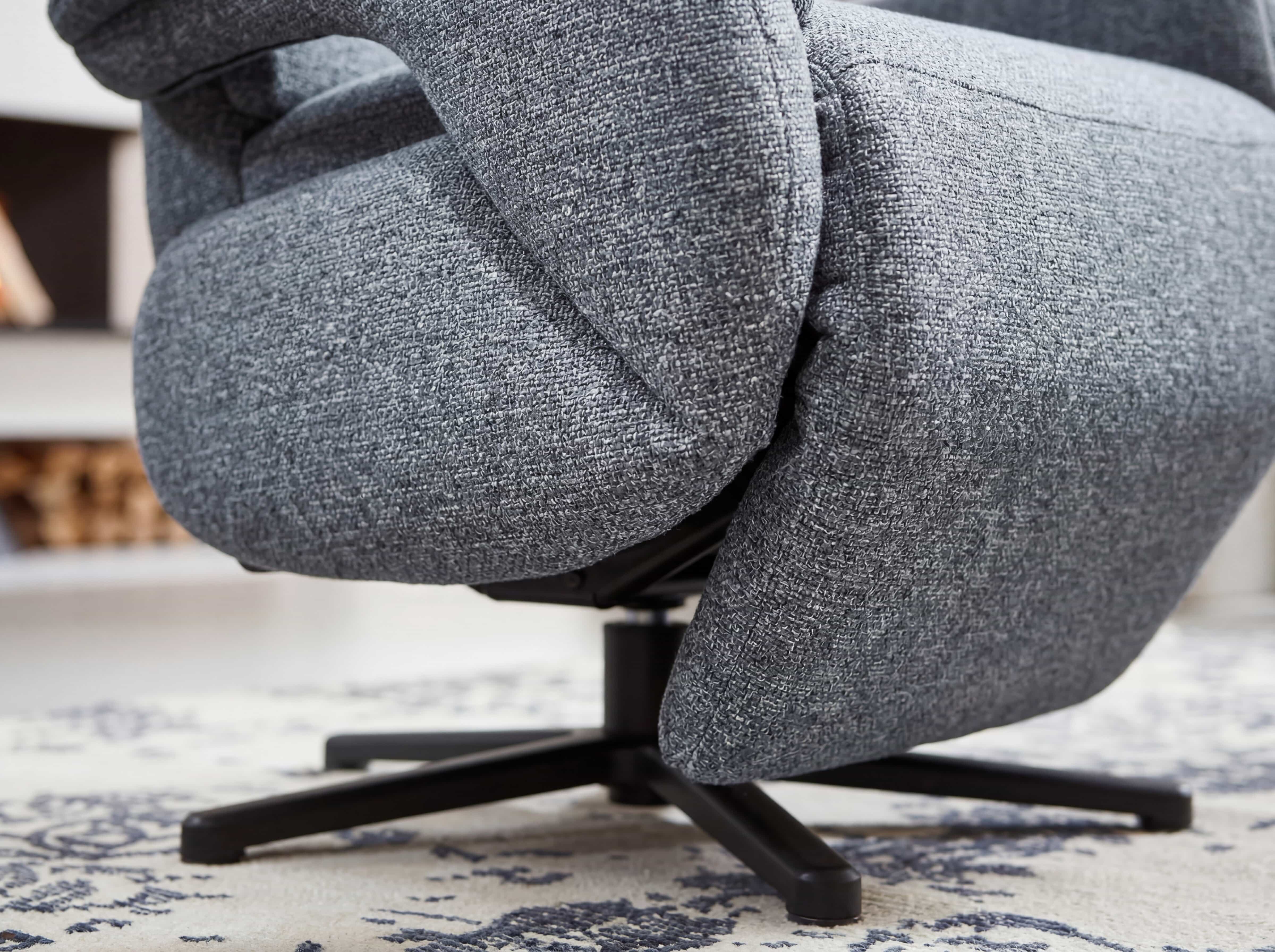 Relaxsessel Pontey – Detailansicht mit grauem Bezug und schwarzem Drehkreuzfuß