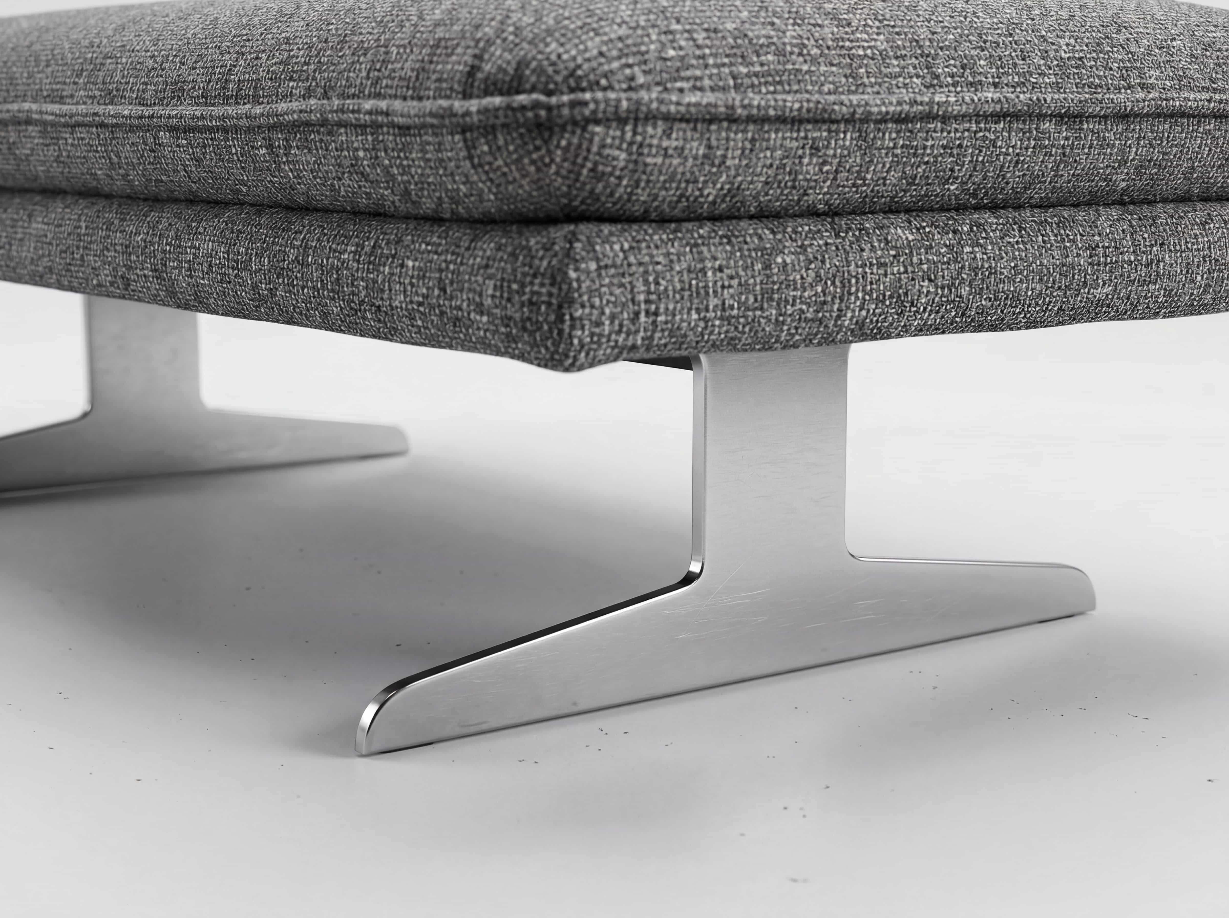 Sofa Kabs Polsterwelt mit grauem Stoffbezug und gebürsteten Metallfüßen in T-Form im Detail