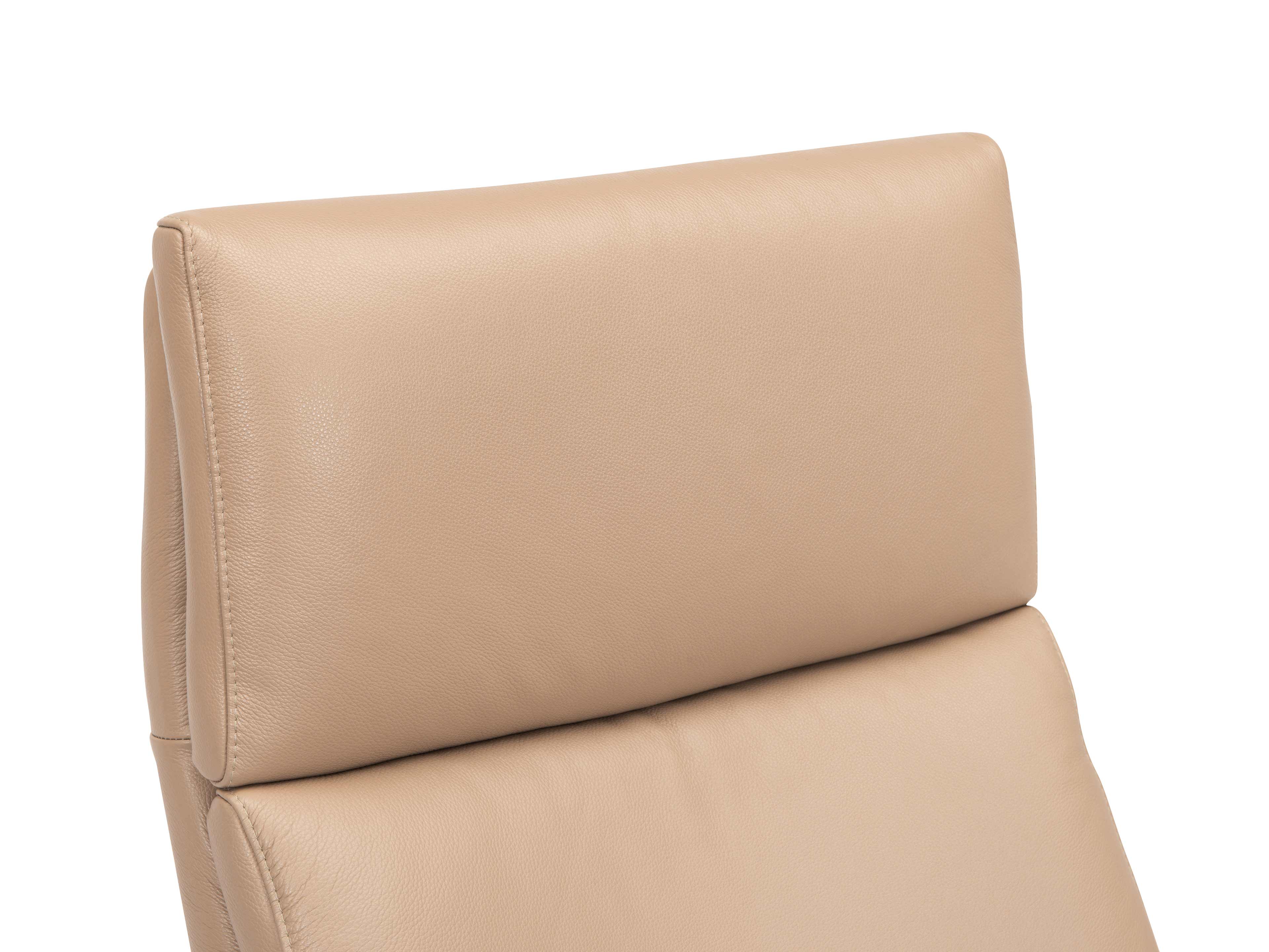 Kopfteil eines beige gepolsterten Lederstuhls mit glatter Oberfläche und gesteppter Naht.