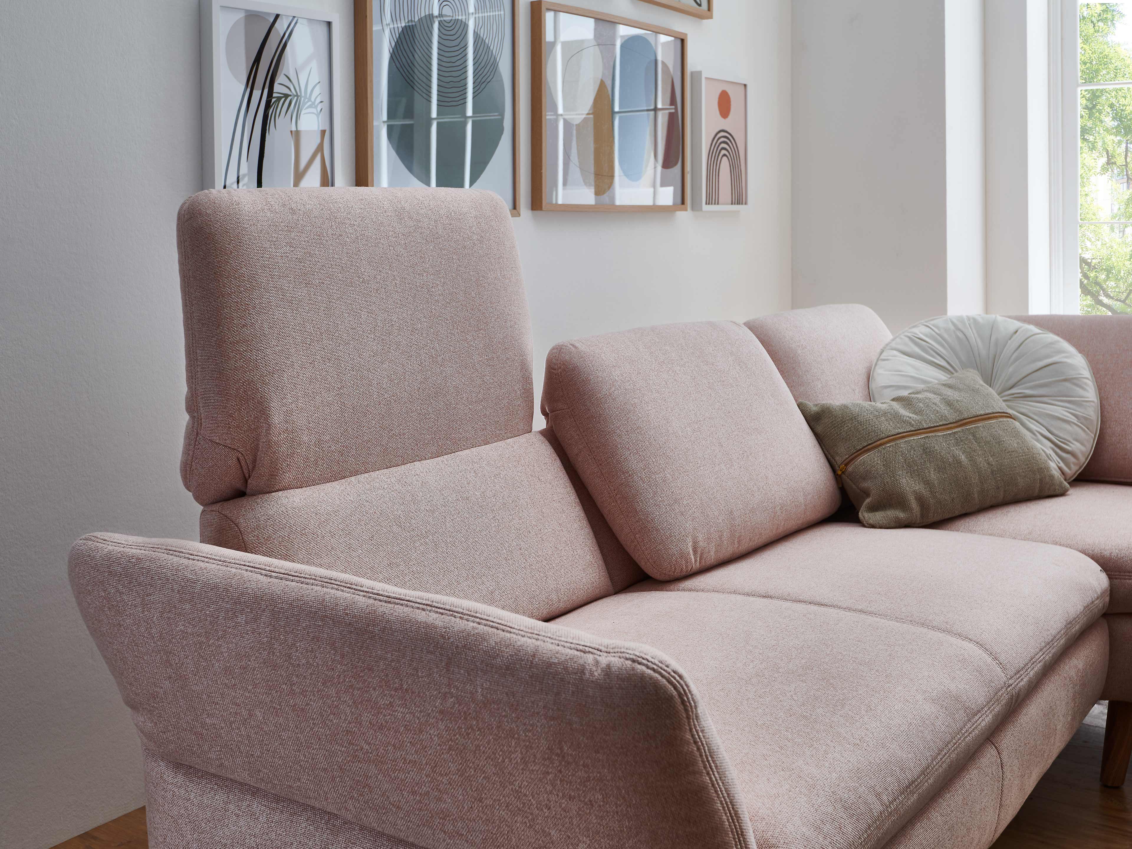 Ecksofa Kabs Polsterwelt mit rosa Stoffbezug, gepolsterten Armlehnen und hohem Rückenteil