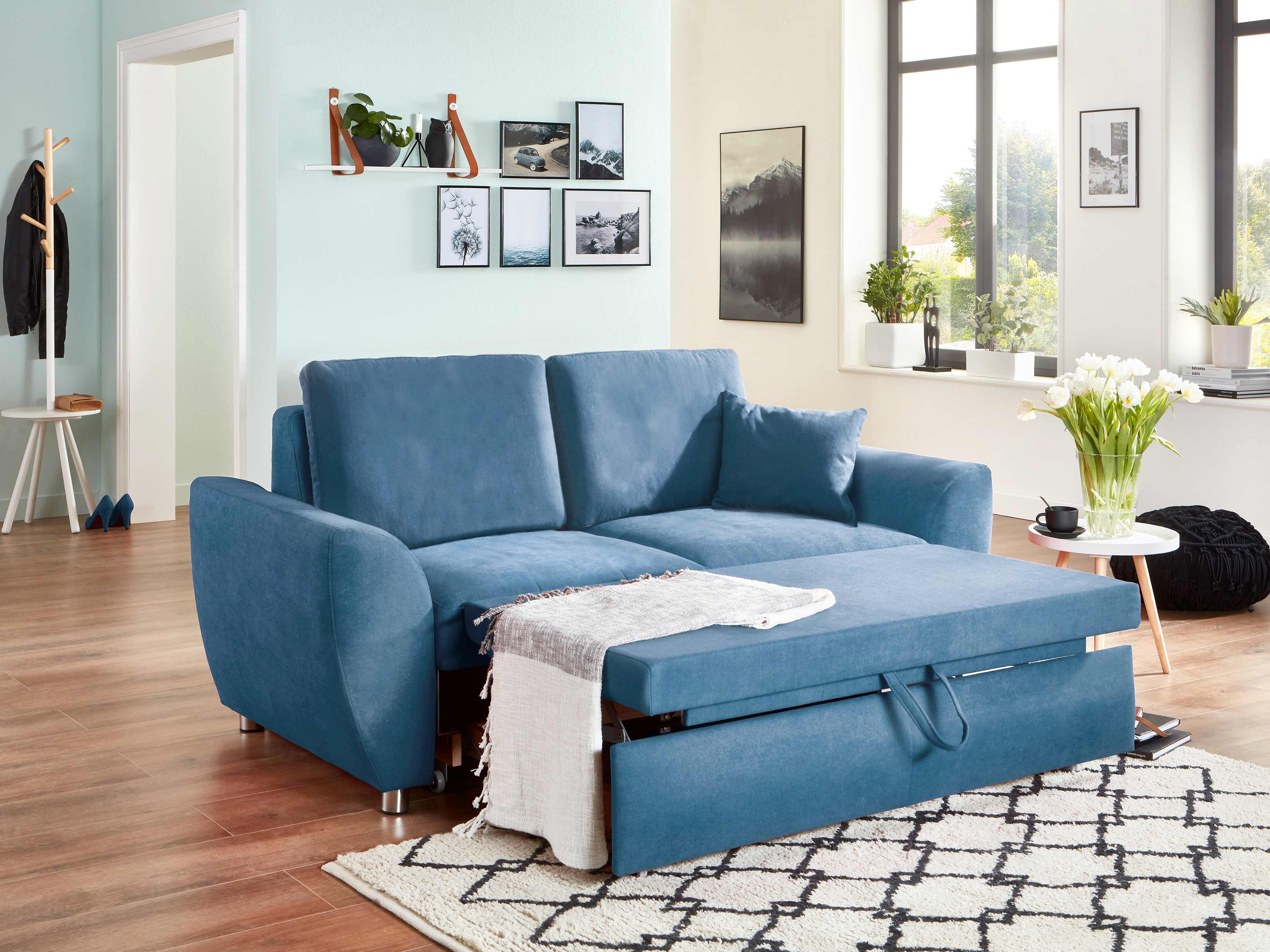 Ecksofa in Blau mit Stoffbezug, zwei Armlehnen, ausziehbarer Schlaffunktion und Metallfüßen