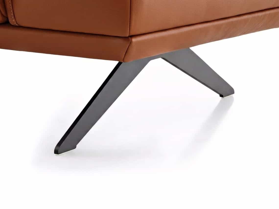 Braunes Ledersofa mit schwarzem, schrägem Metallfuß in Detailansicht, moderne Linienführung