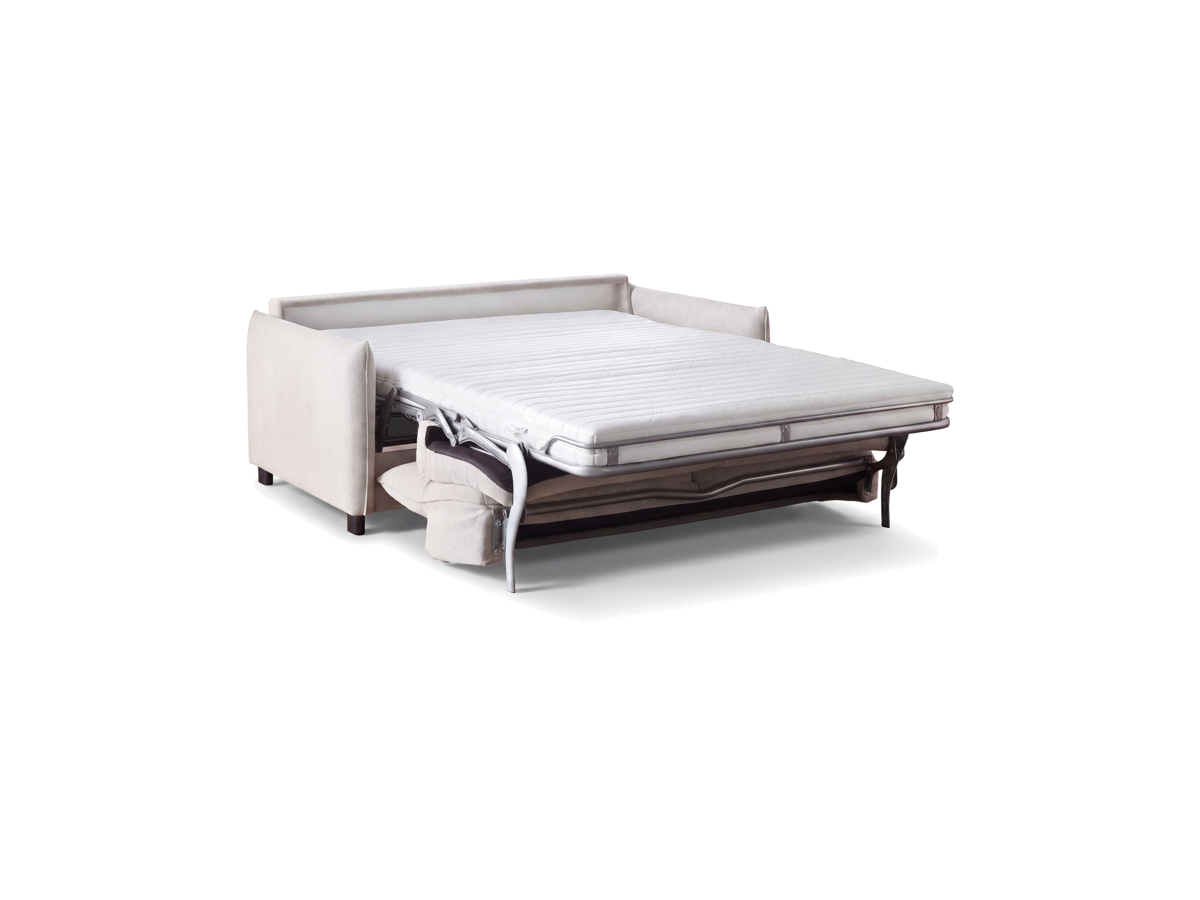 Schlafsofa mit hellbeigem Stoffbezug, ausgeklappt zur Liegefläche, Armlehnen und sichtbarem Metallgestell