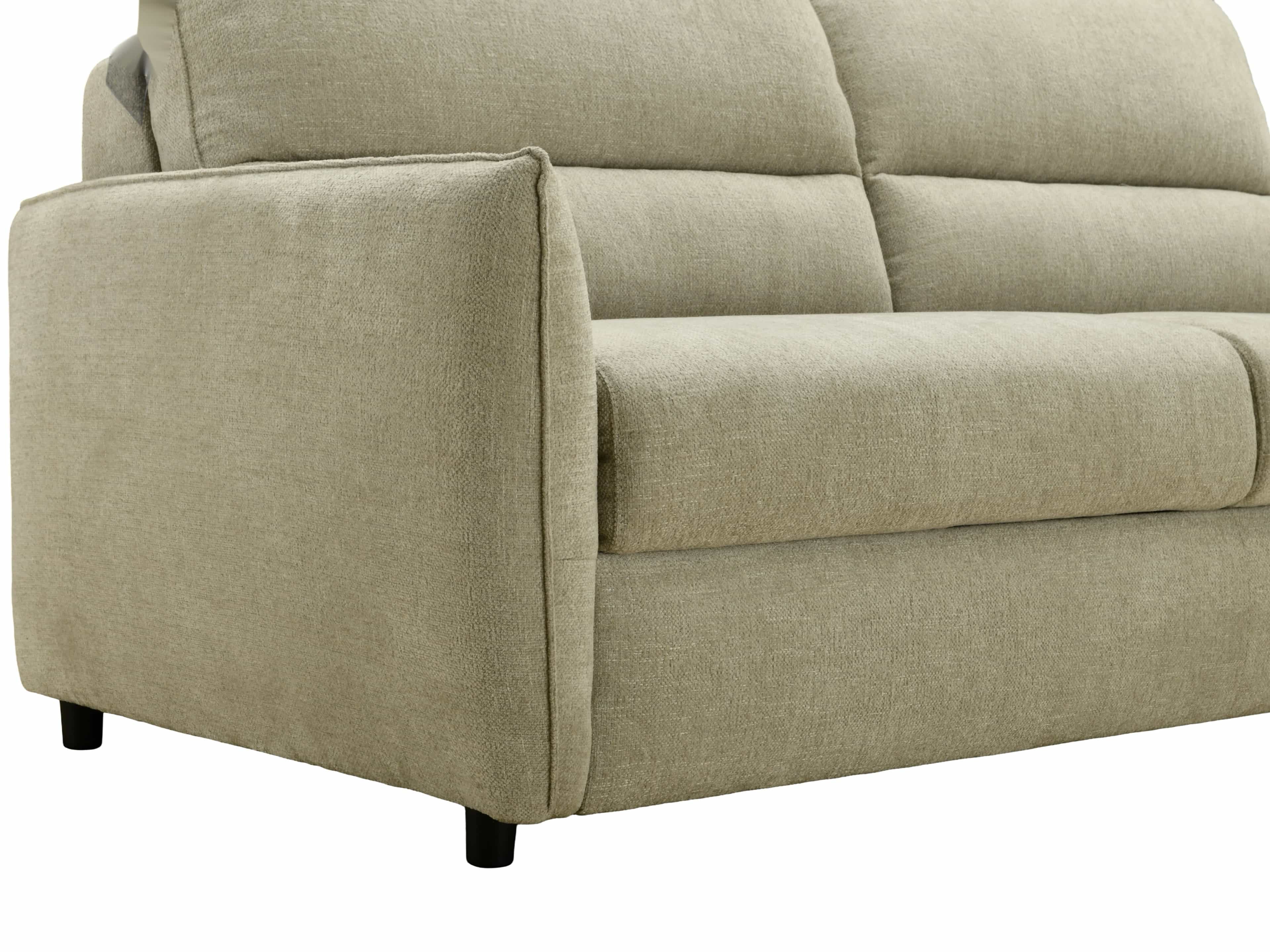 Sofa – detailansicht eines beigefarbenen Bezugs mit Armlehne und schwarzen niedrigen Füßen