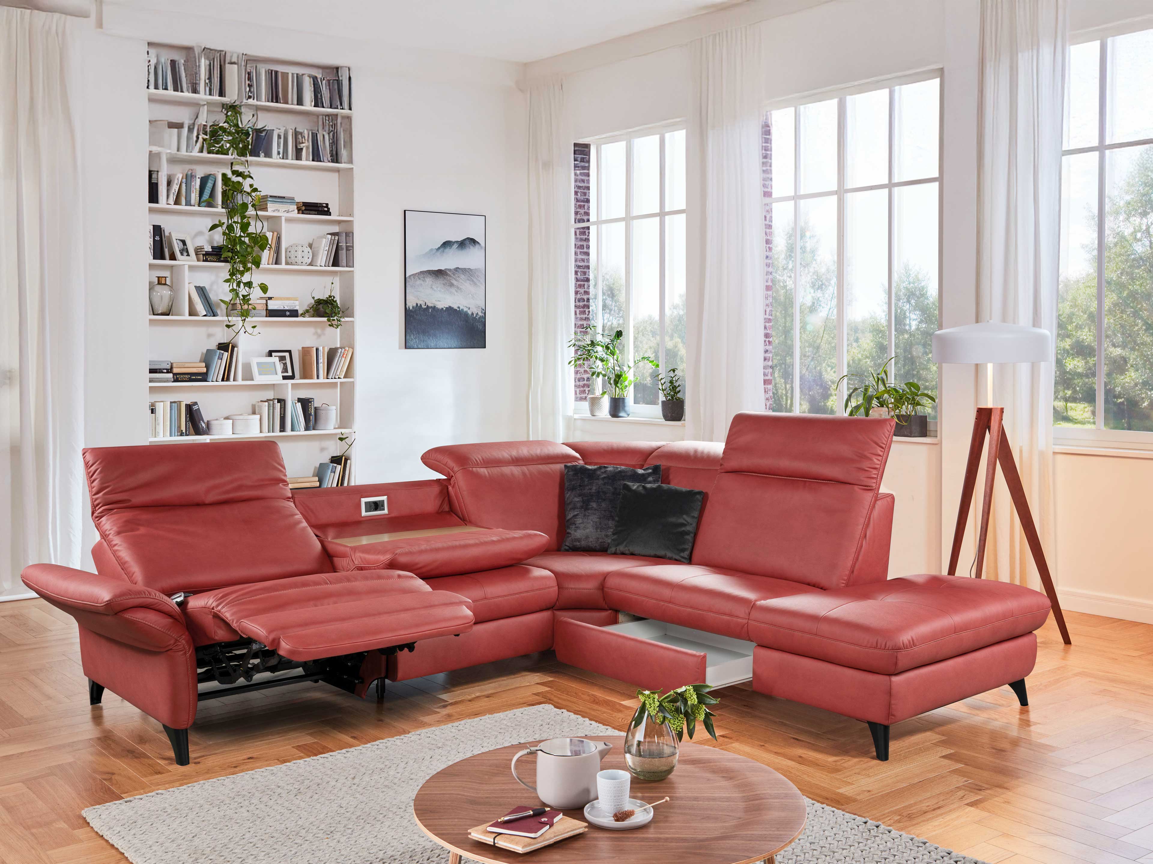 Ecksofa Kabs Polsterwelt aus rotem Leder mit Relaxfunktion, schwarzem Kissen und Stauraumfach
