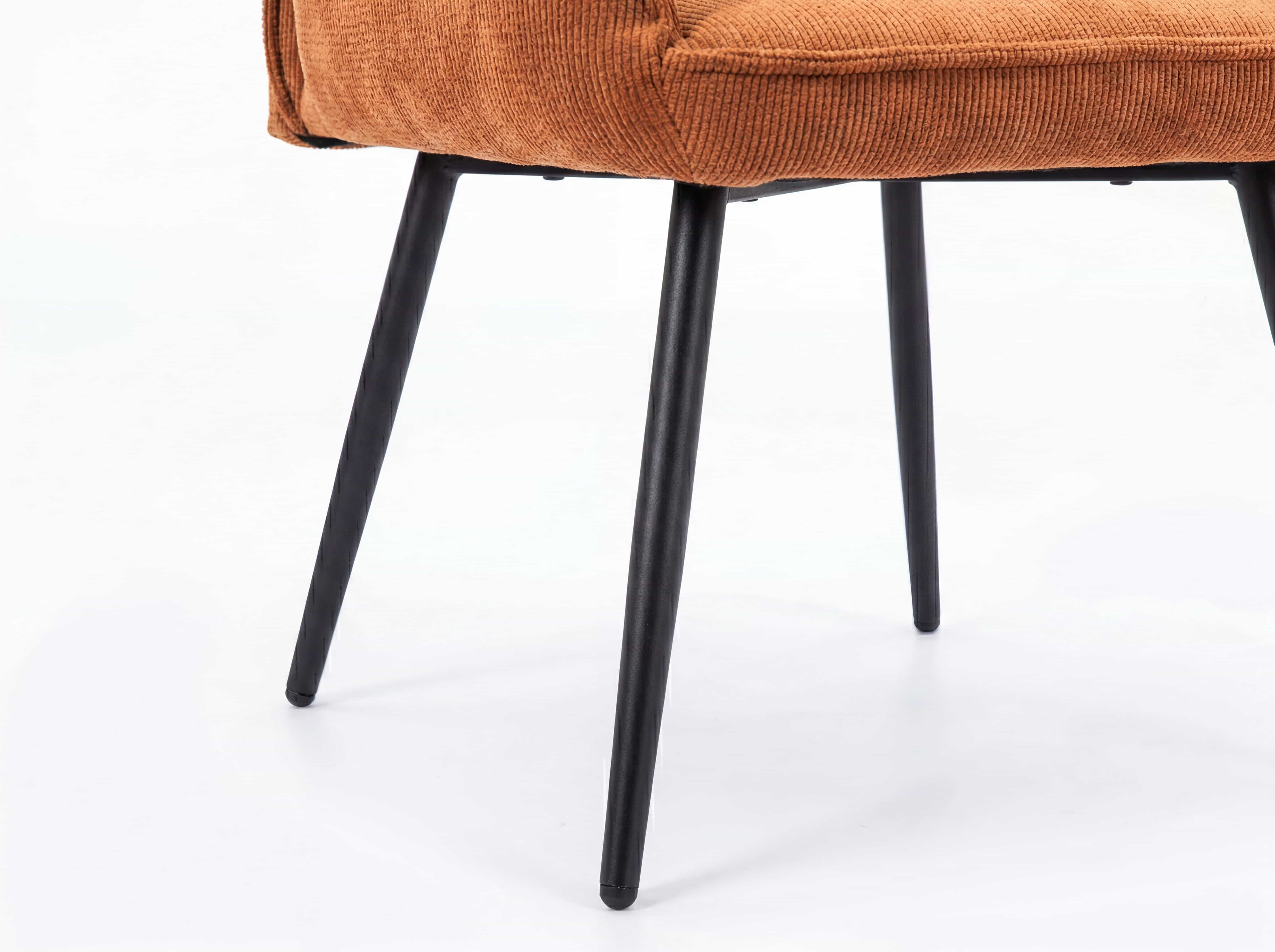 Esszimmerstuhl Kirena – Detailansicht der Sitzfläche aus braunem Cord mit schwarzen Metallbeinen