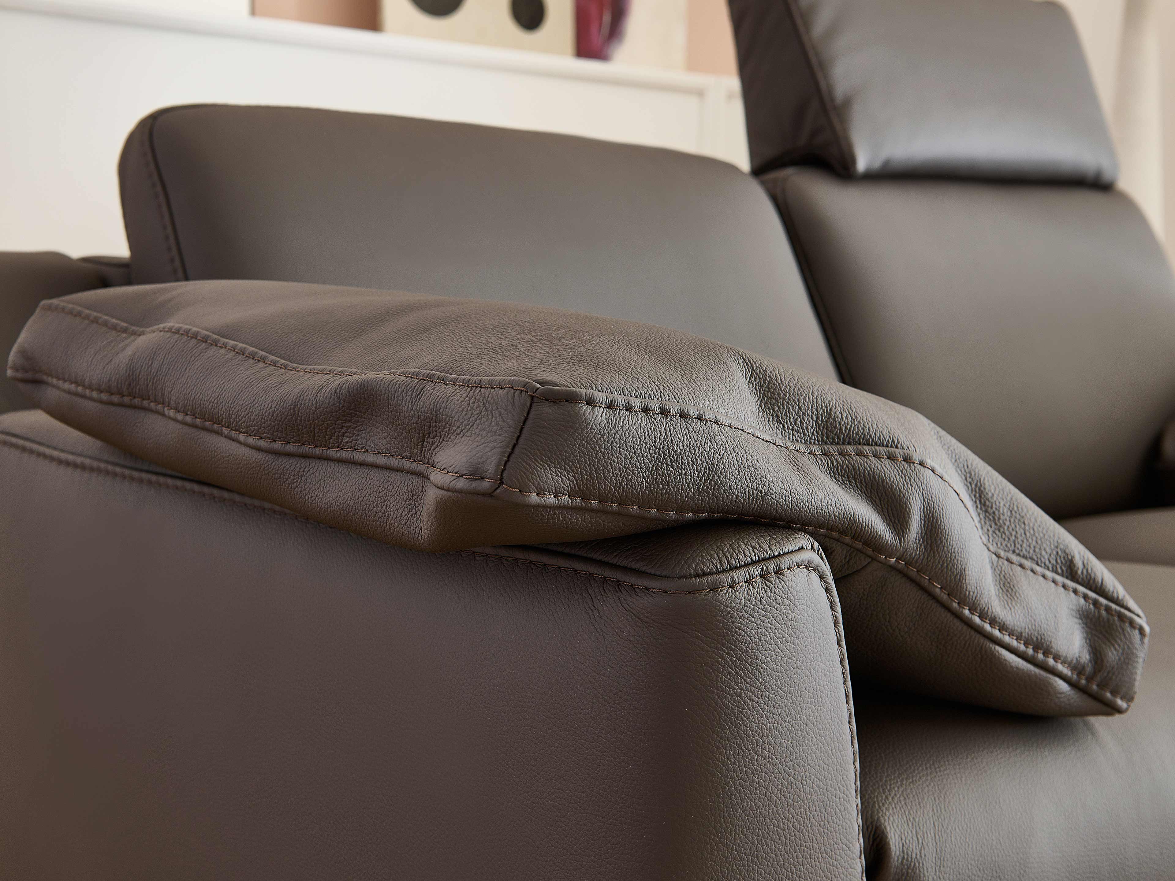 Ledersofa Como mit verstellbarer Kopfstütze und gepolsterter Armlehne in Braun, Nahaufnahme