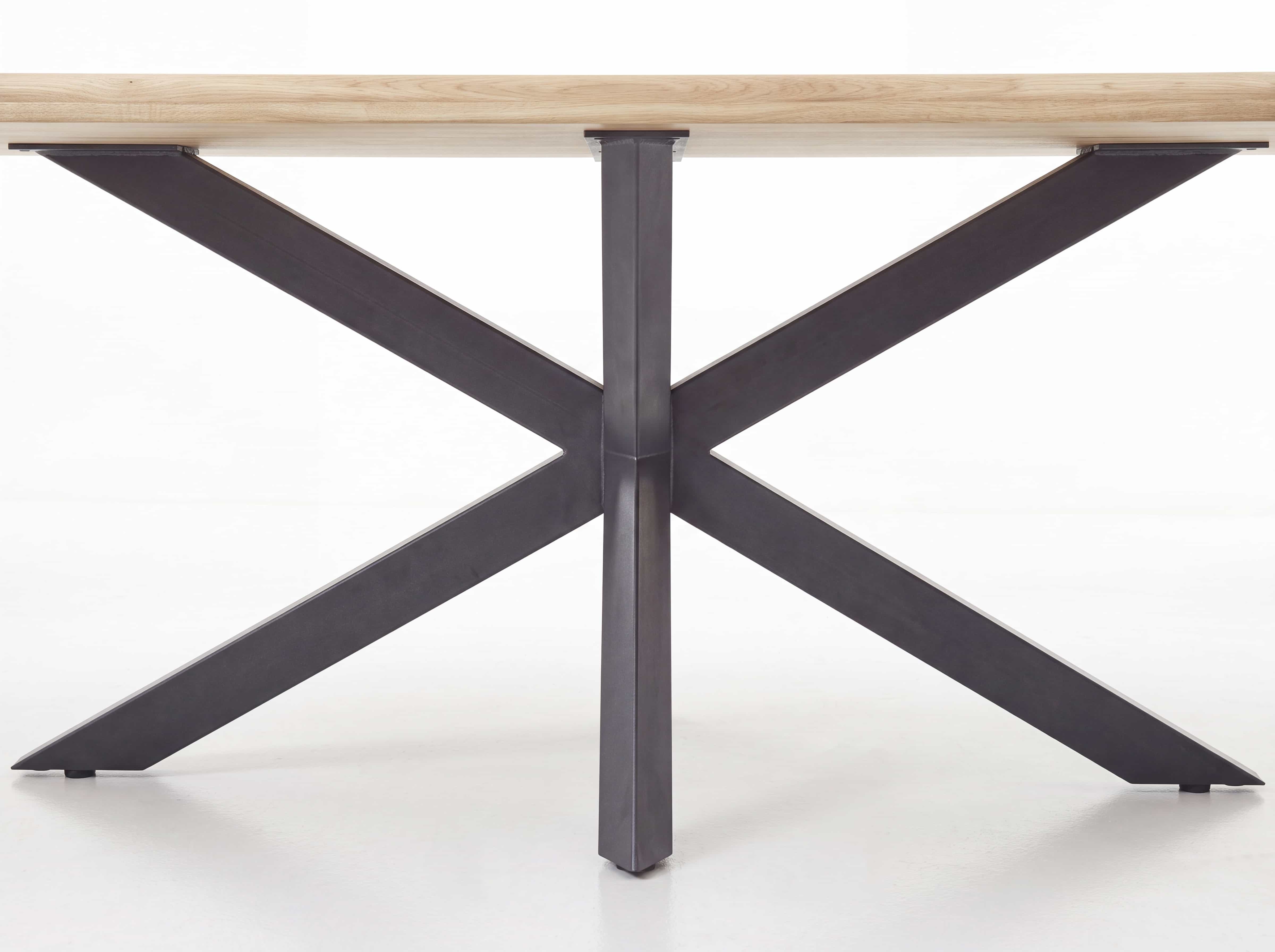 Esstisch mit heller Holzplatte und schwarzem Metallkreuzgestell in moderner Ausführung.