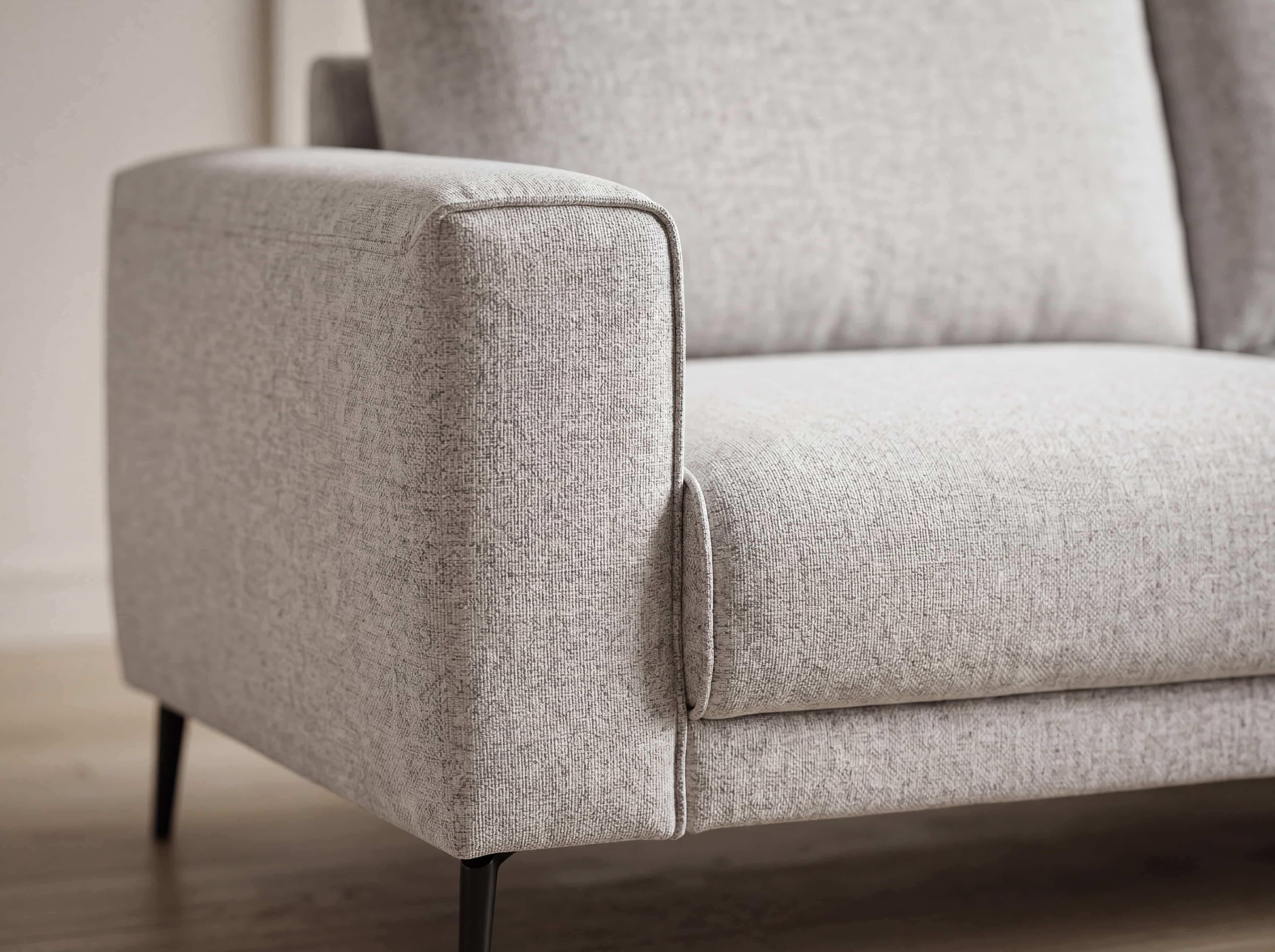 2-Sitzer Sofa Lenno mit hellgrauem Stoffbezug, breiter Armlehne und schwarzen Metallfüßen