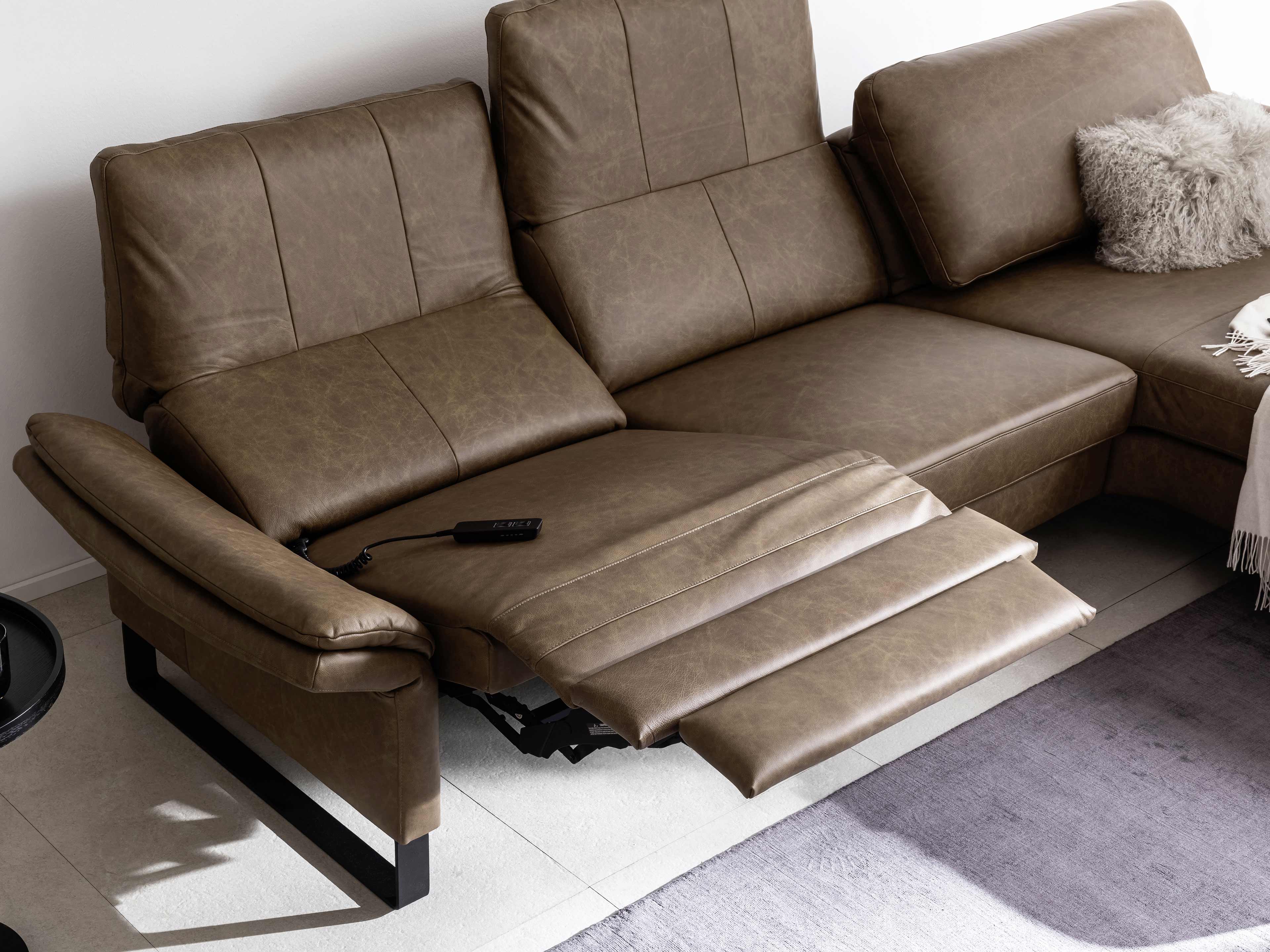 Ecksofa Kabs mit braunem Lederbezug, elektrischer Relaxfunktion, Armlehnen und Metallfüßen