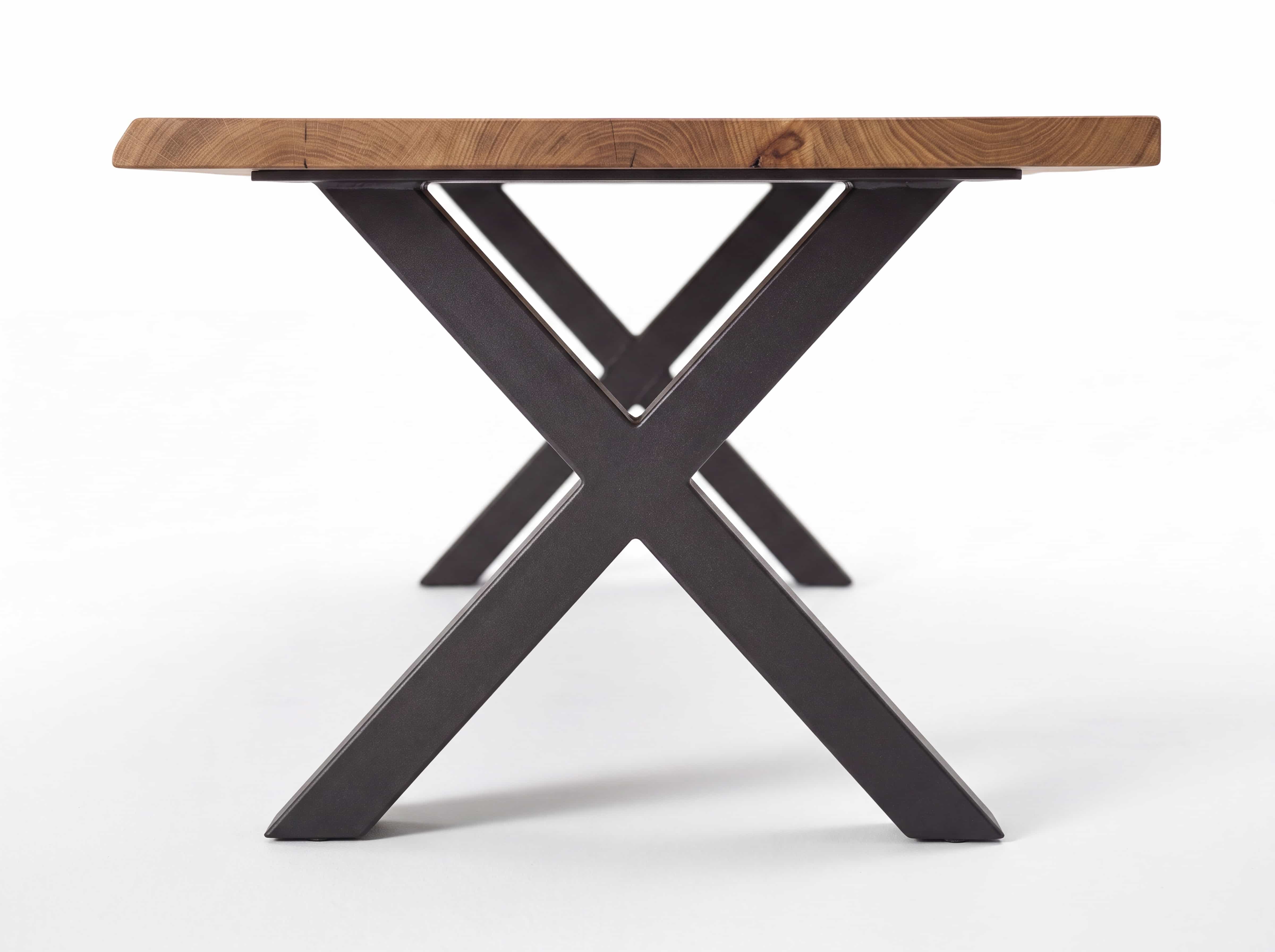 Esstisch mit rechteckiger Holzplatte und schwarzem Metallgestell in X-Form, Frontalansicht