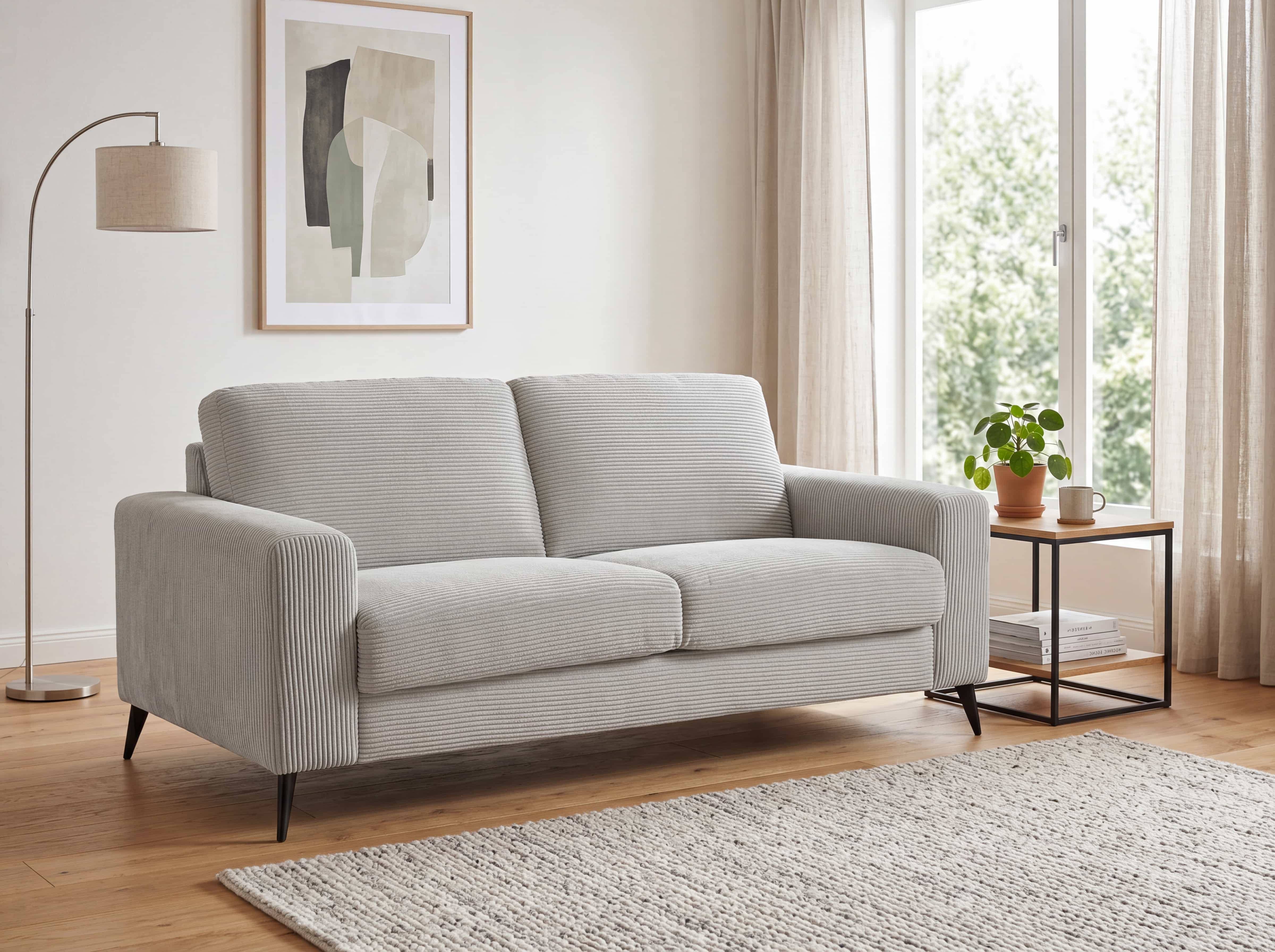 2-Sitzer Sofa Kabs mit hellgrauem Cordbezug, gepolsterten Armlehnen und schwarzen Metallfüßen