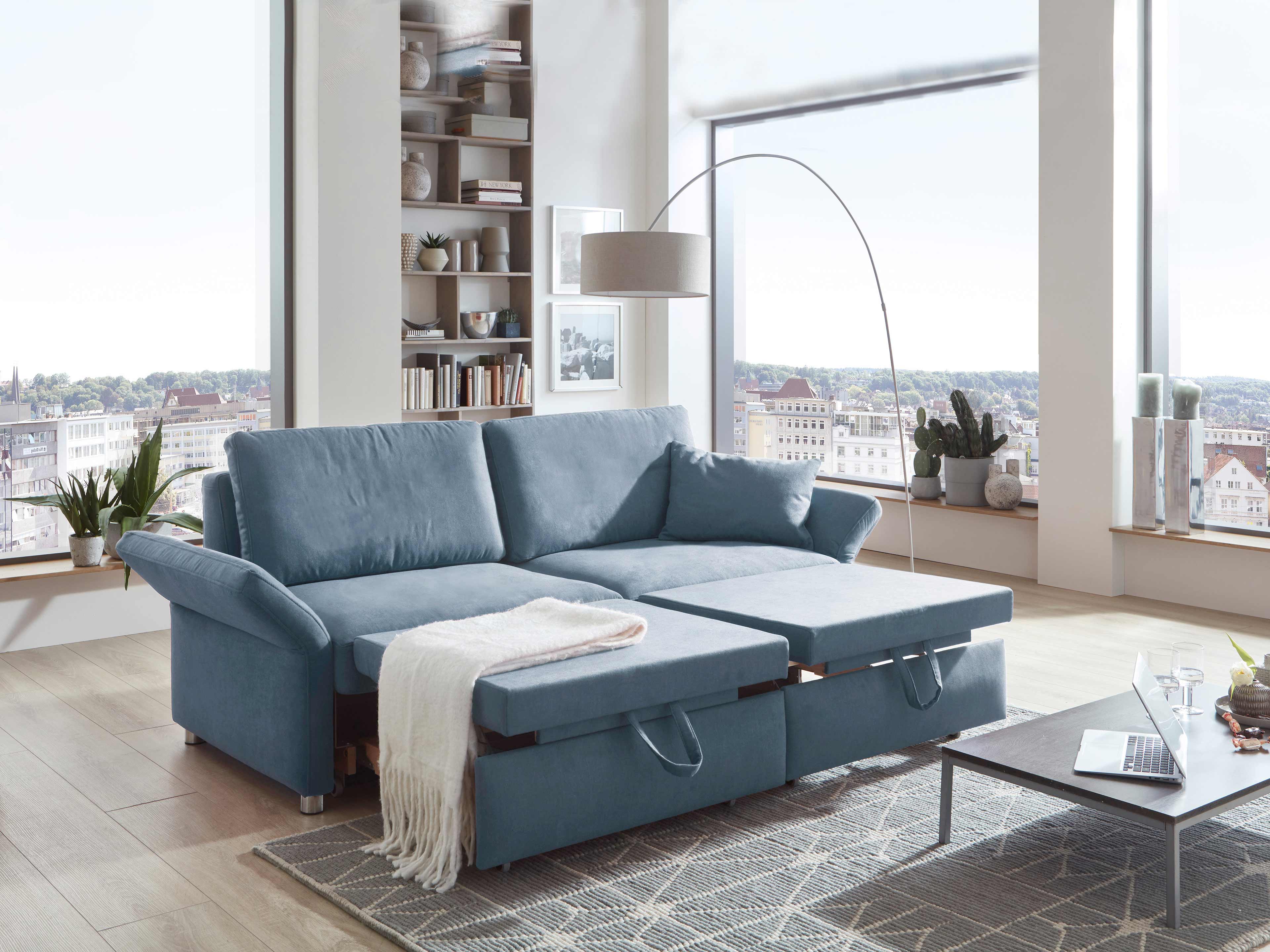 Ecksofa Kabs mit blauem Stoffbezug, Armlehnen, zwei Rückenpolstern und ausziehbarer Schlaffunktion