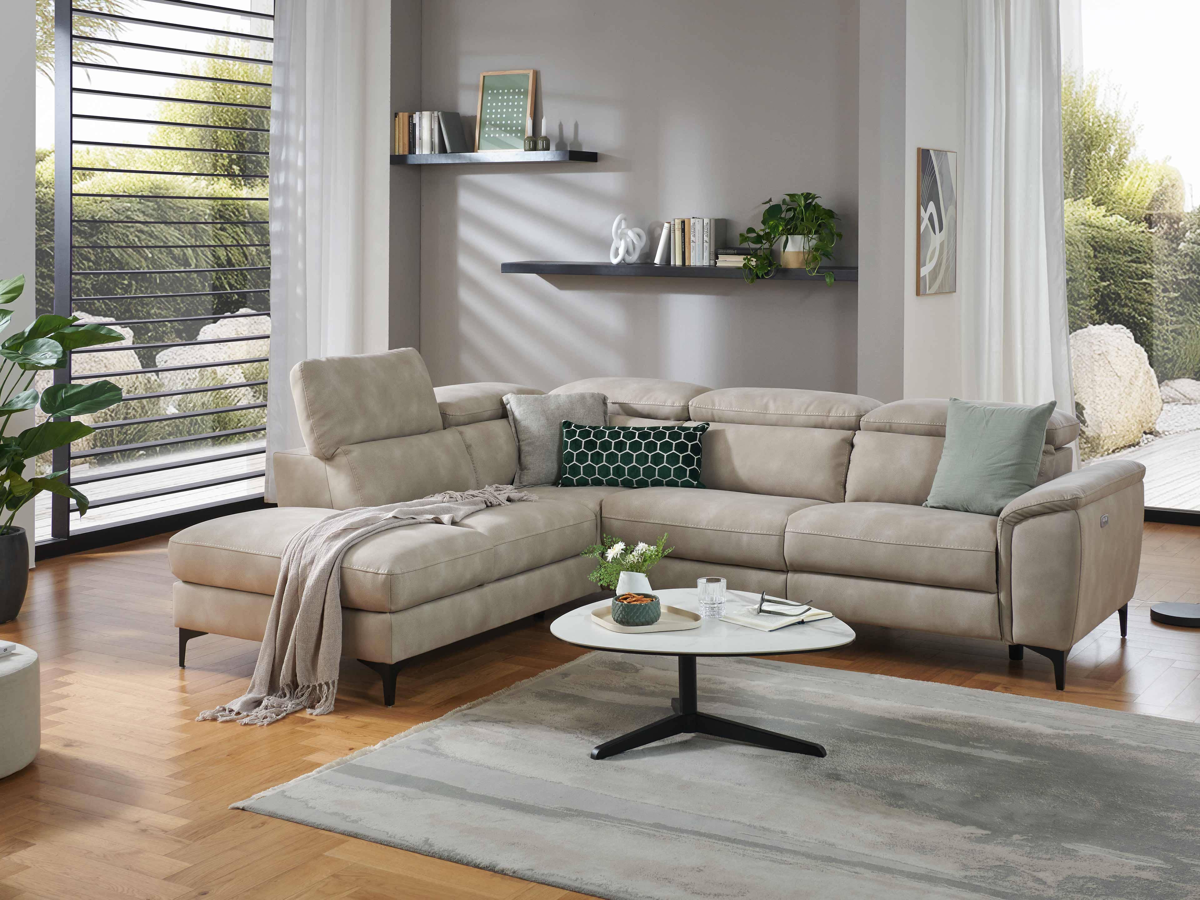 Ecksofa Livorno mit hellbeigem Stoffbezug, verstellbaren Kopfstützen und schwarzen Metallfüßen