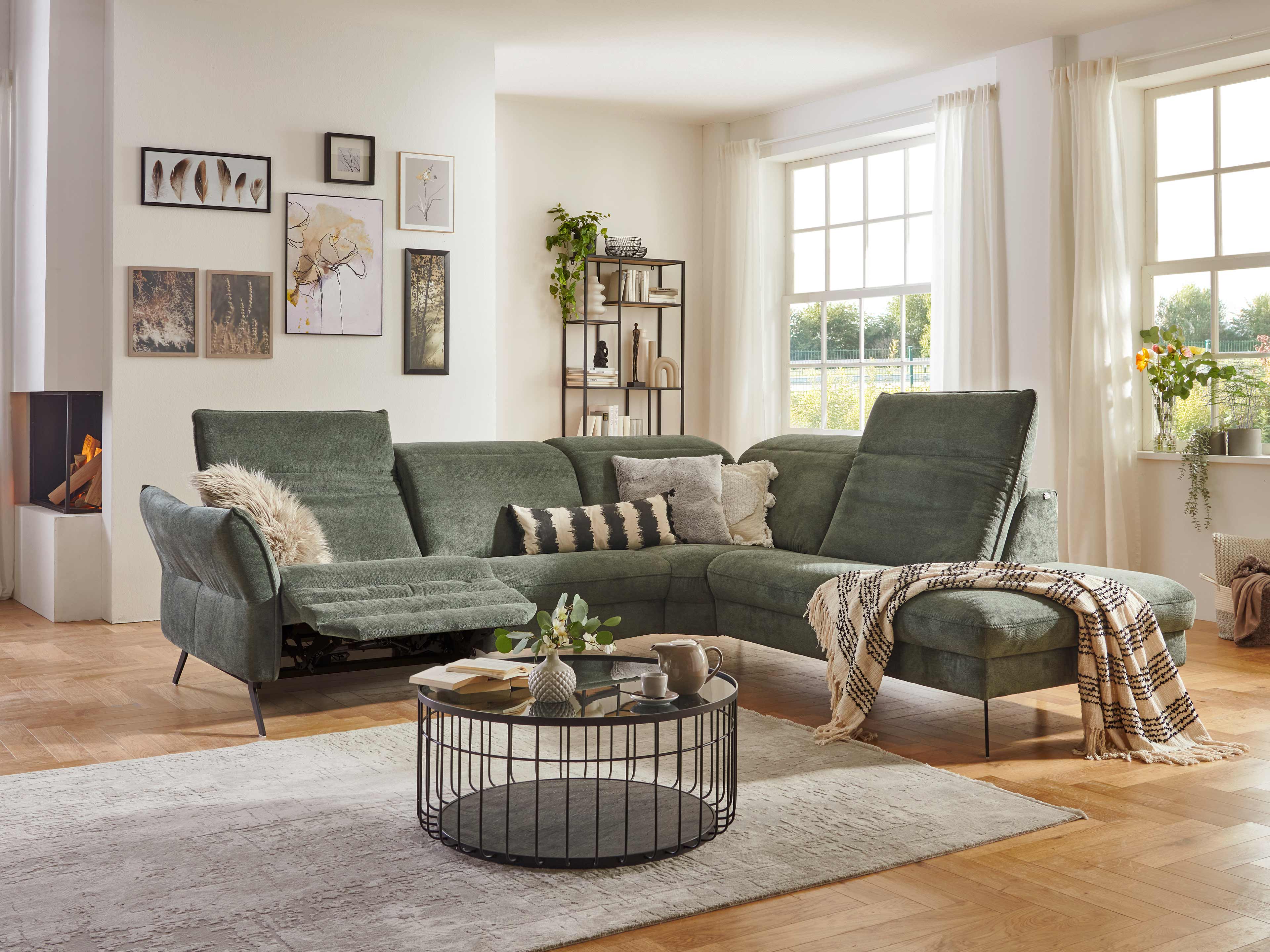 Ecksofa Kabs Polsterwelt aus grünem Stoffbezug mit Armlehnen, verstellbarer Fußstütze und Metallfüßen