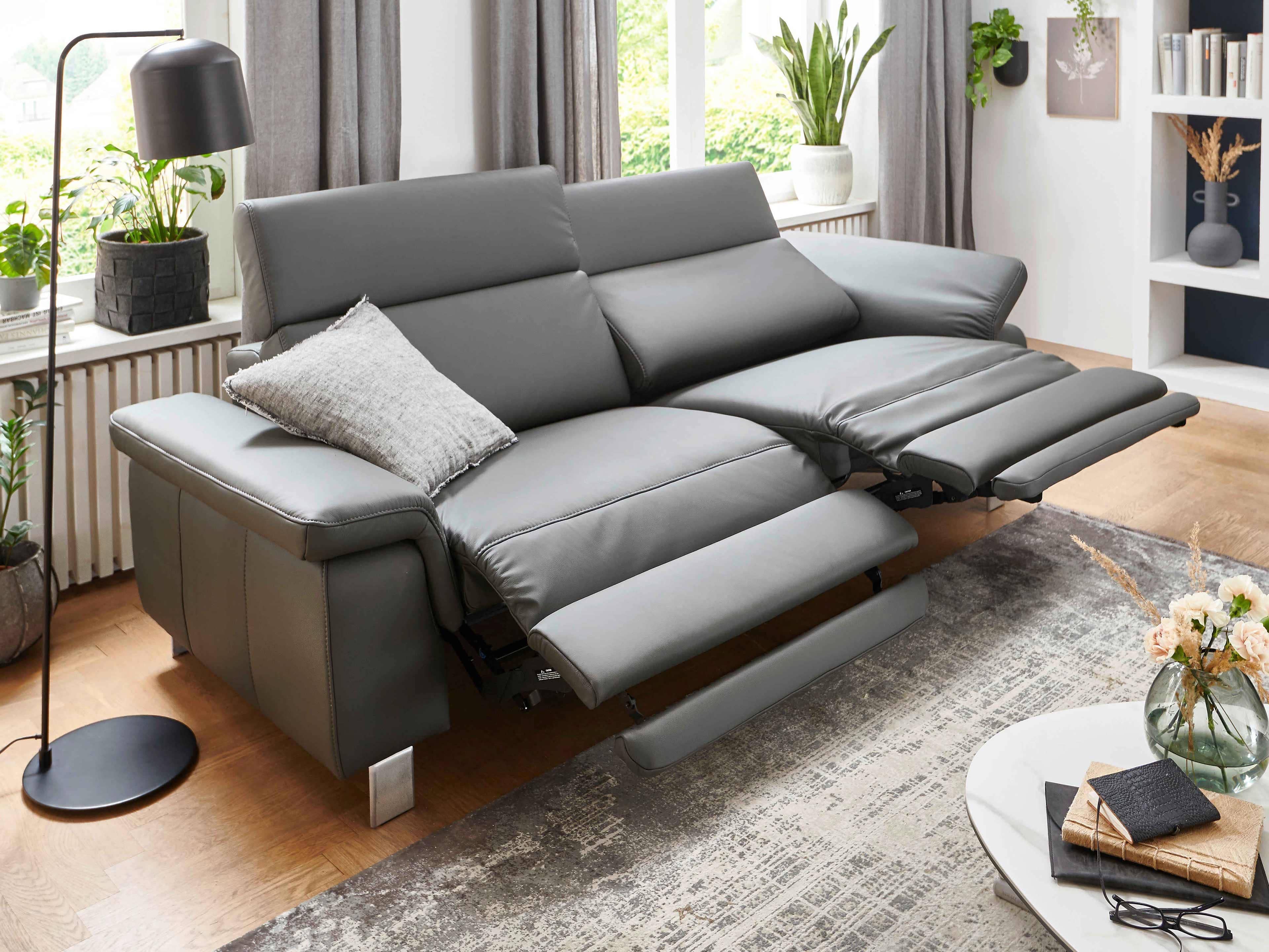 Ecksofa Kabs Polsterwelt mit grauem Lederbezug, verstellbaren Fußstützen und gepolsterten Armlehnen