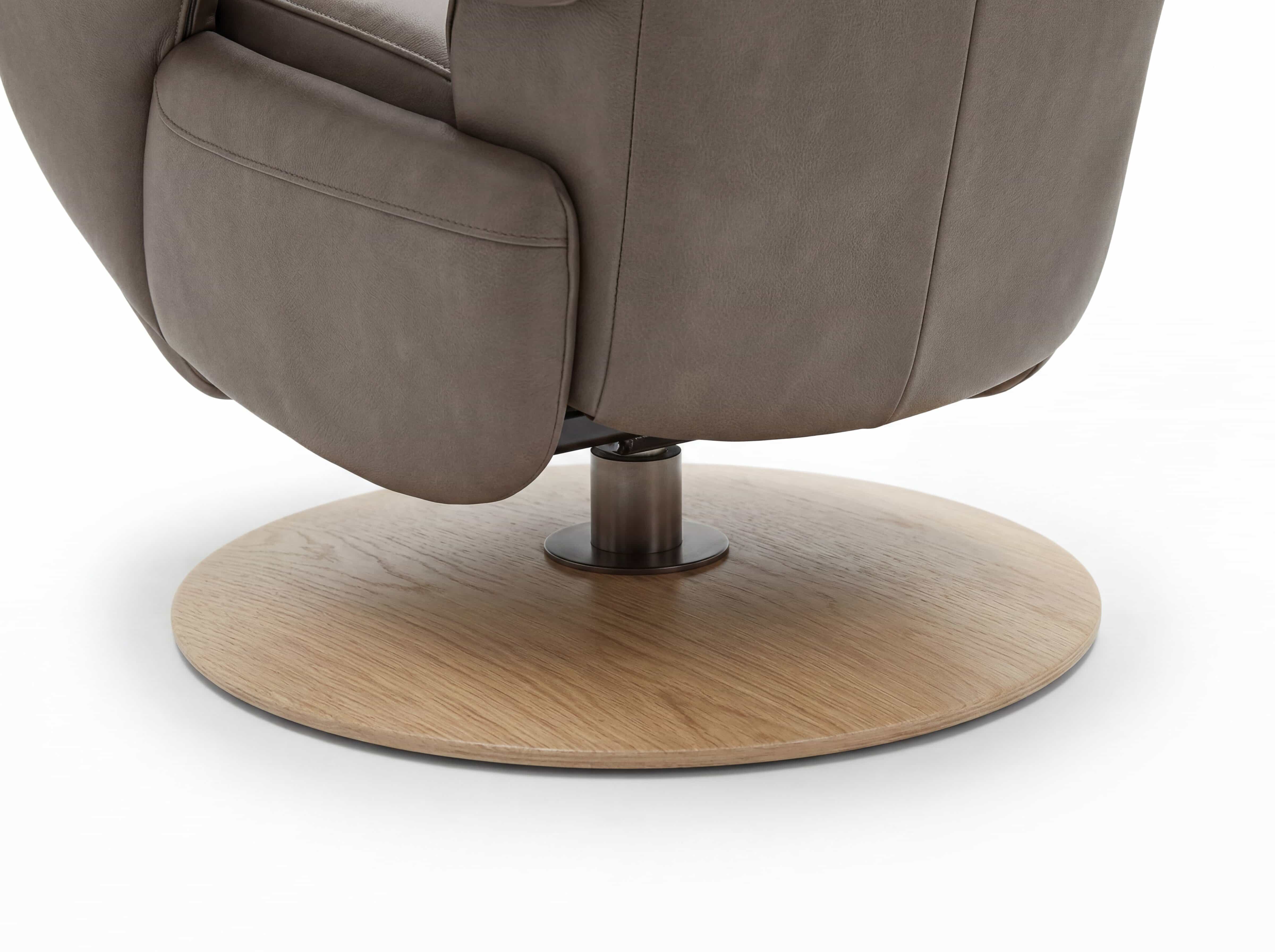 Relaxsessel Pontey – Detailansicht eines braunen Bezugs und eines runden Tellersockels in Holzoptik