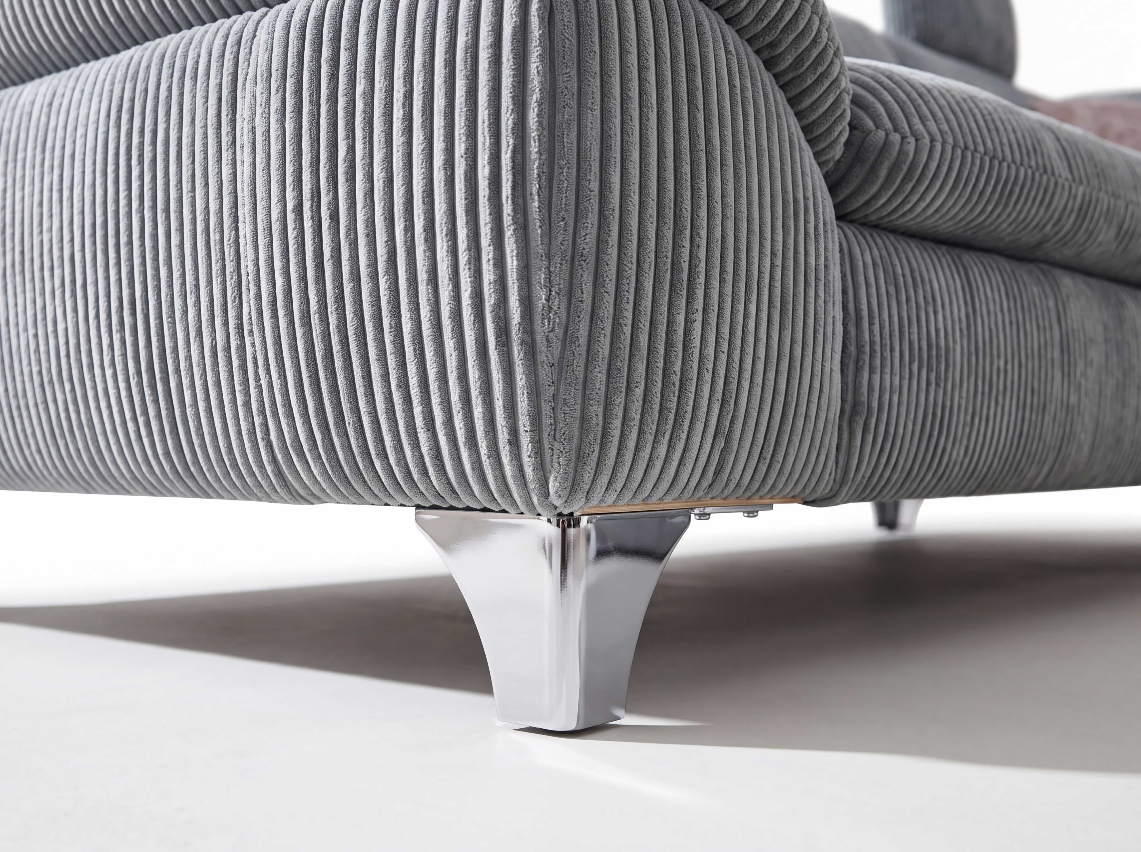 Ecksofa Cordoba mit silbergrauem Cordbezug und glänzendem Metallfuß in Nahaufnahme