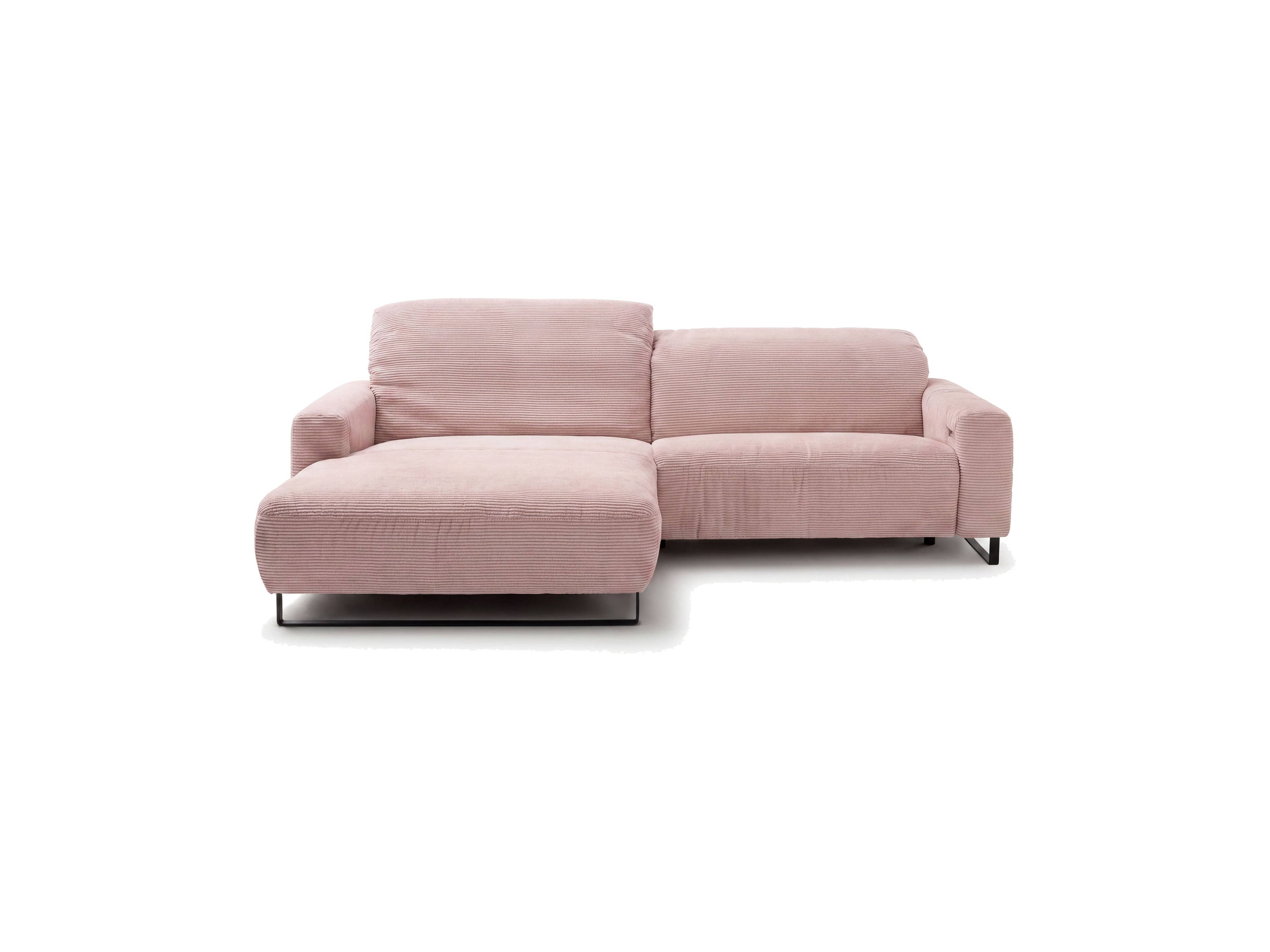 Ecksofa Kabs mit rosa Stoffbezug, breiten Armlehnen und schwarzen Metallfüßen in Frontansicht