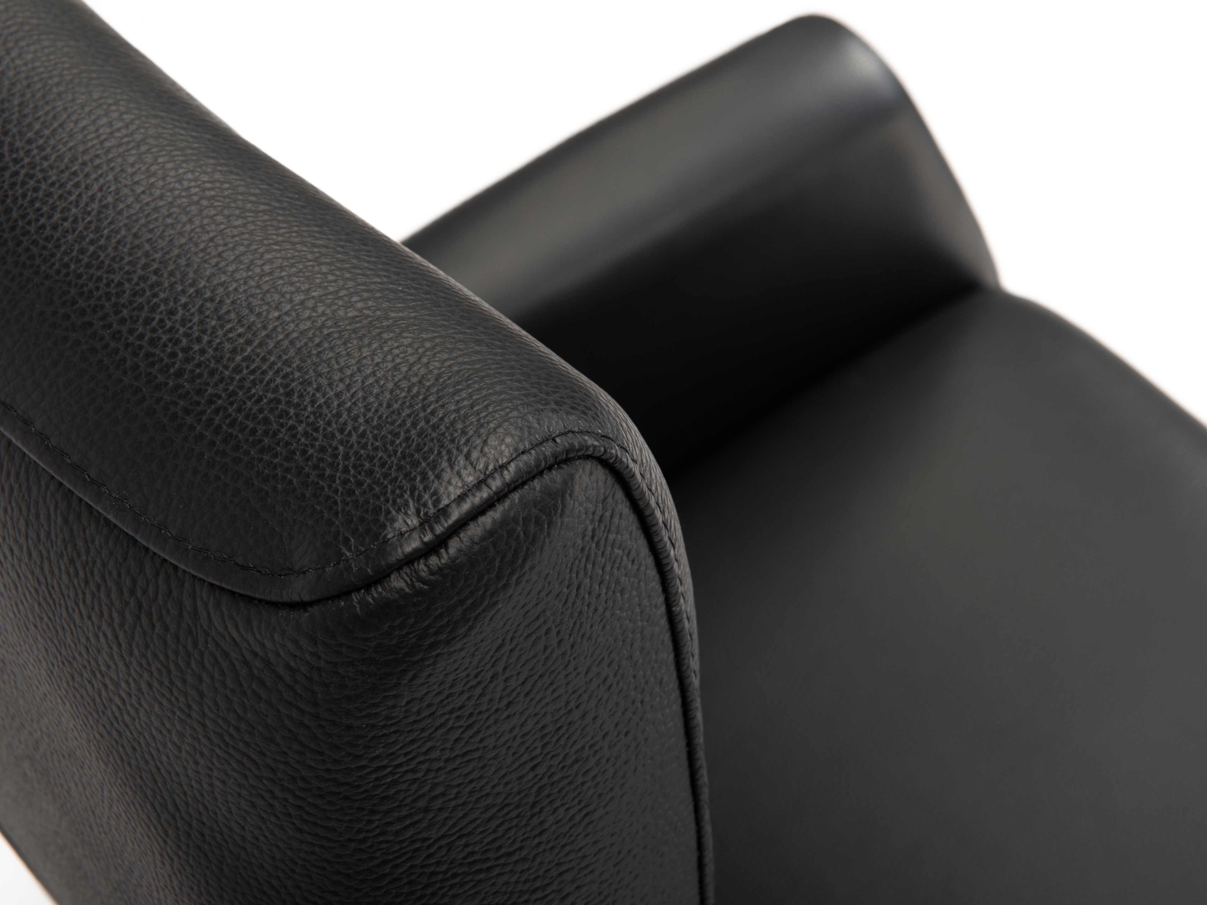 Relaxsessel Konrado – Detailansicht der schwarzen Armlehne mit genarbtem Bezug