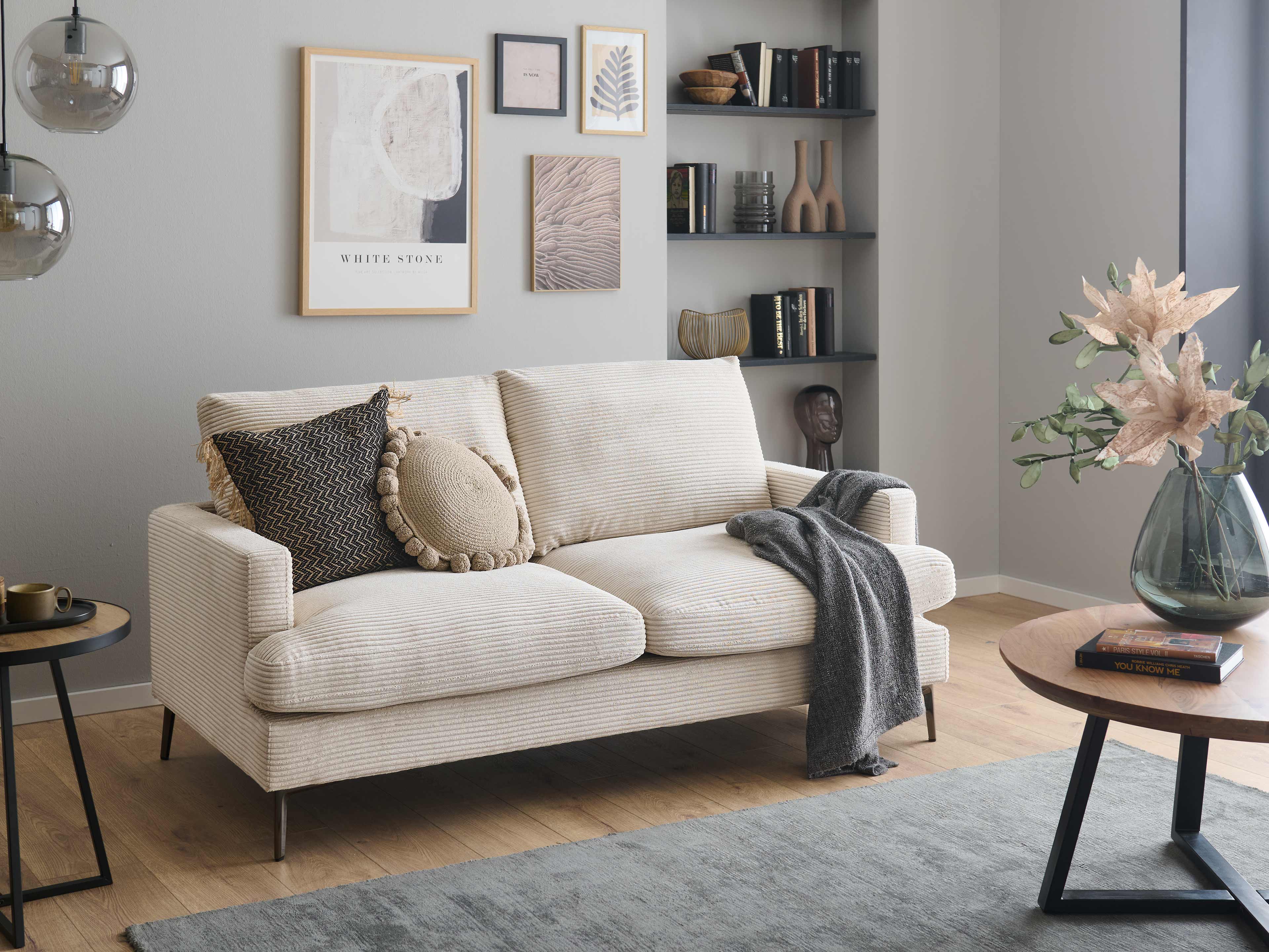 2-Sitzer Sofa Kabs Polsterwelt mit cremefarbenem Cordbezug, geraden Armlehnen und schmalen Metallfüßen