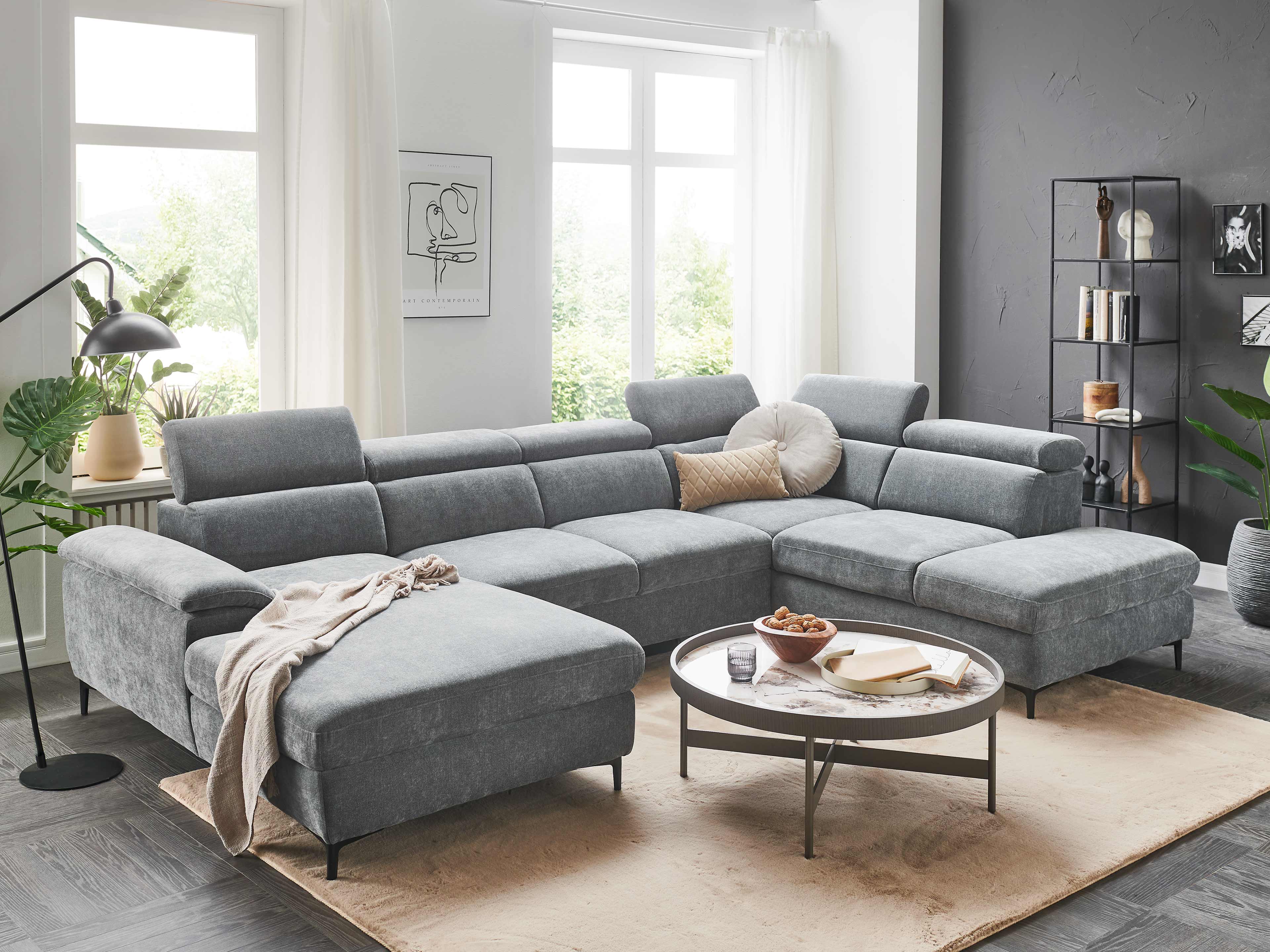 Ecksofa in U-Form mit grauem Stoffbezug, verstellbaren Kopfstützen und niedrigen Armlehnen