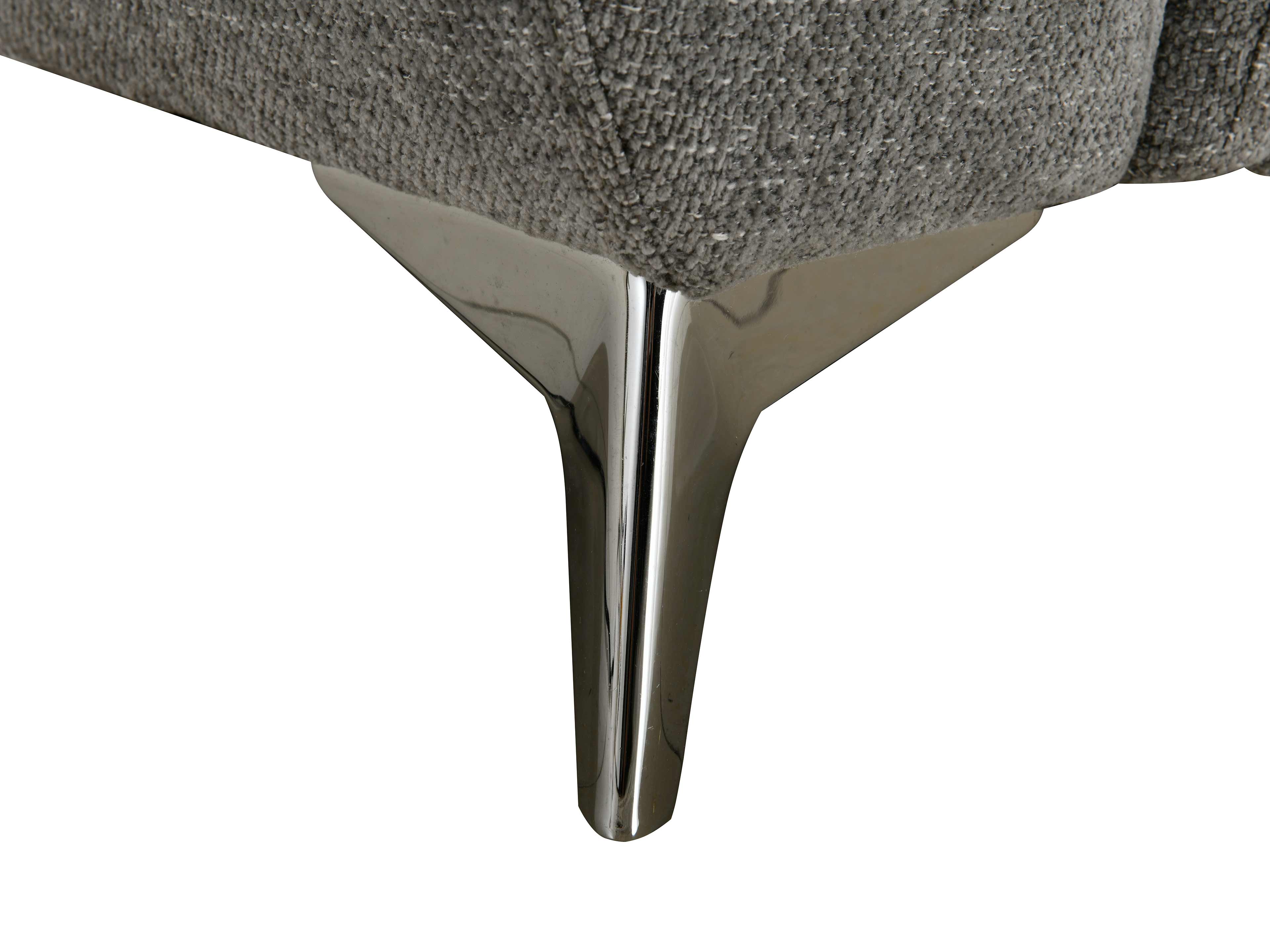 Ecksofa Geoff – Detailansicht des grauen Bezugs und eines metallfarbenen Sofafußes