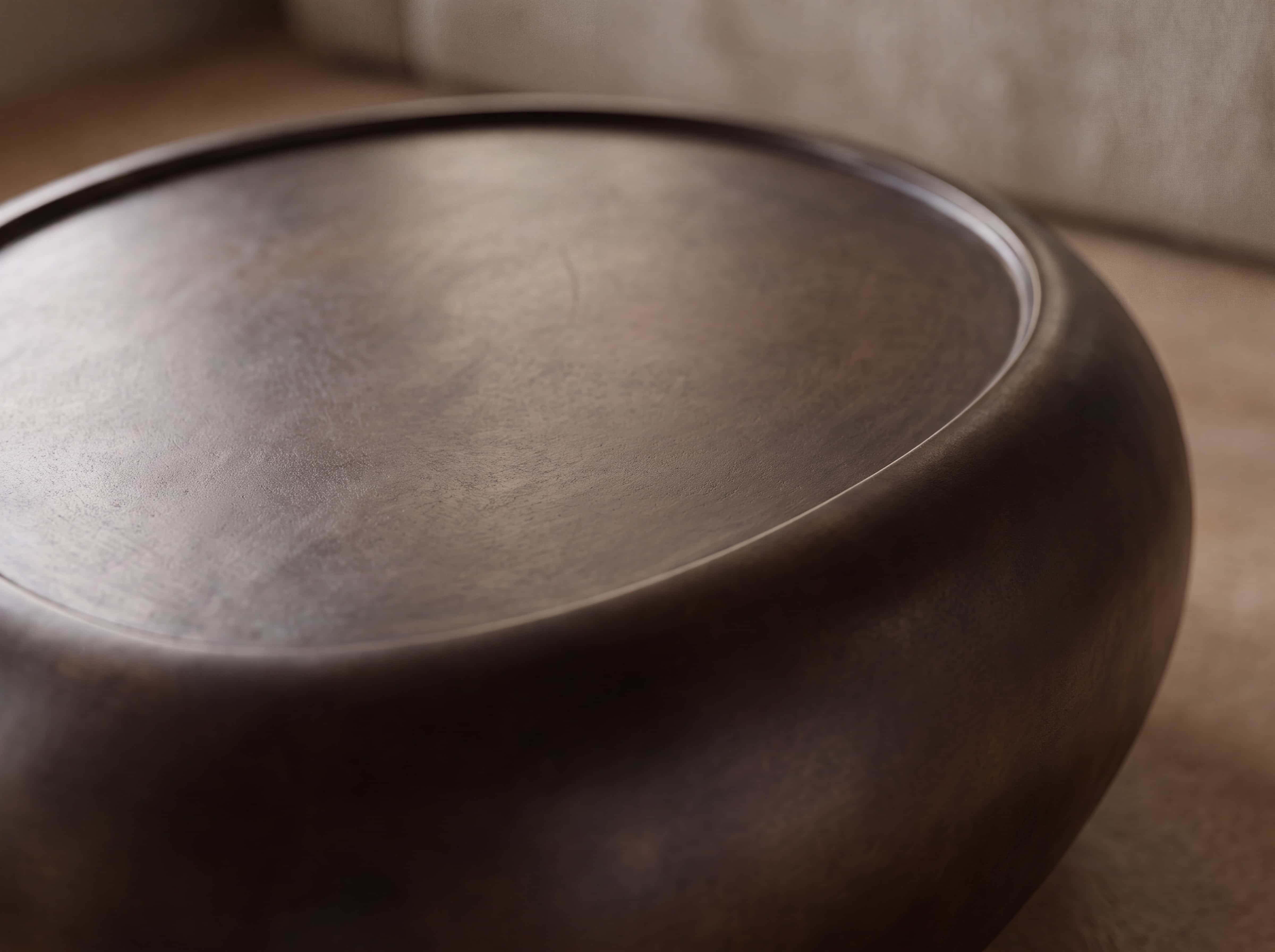 Couchtisch Rubia – runder Couchtisch in dunkler Bronzeoptik mit glatter, leicht vertiefter Platte