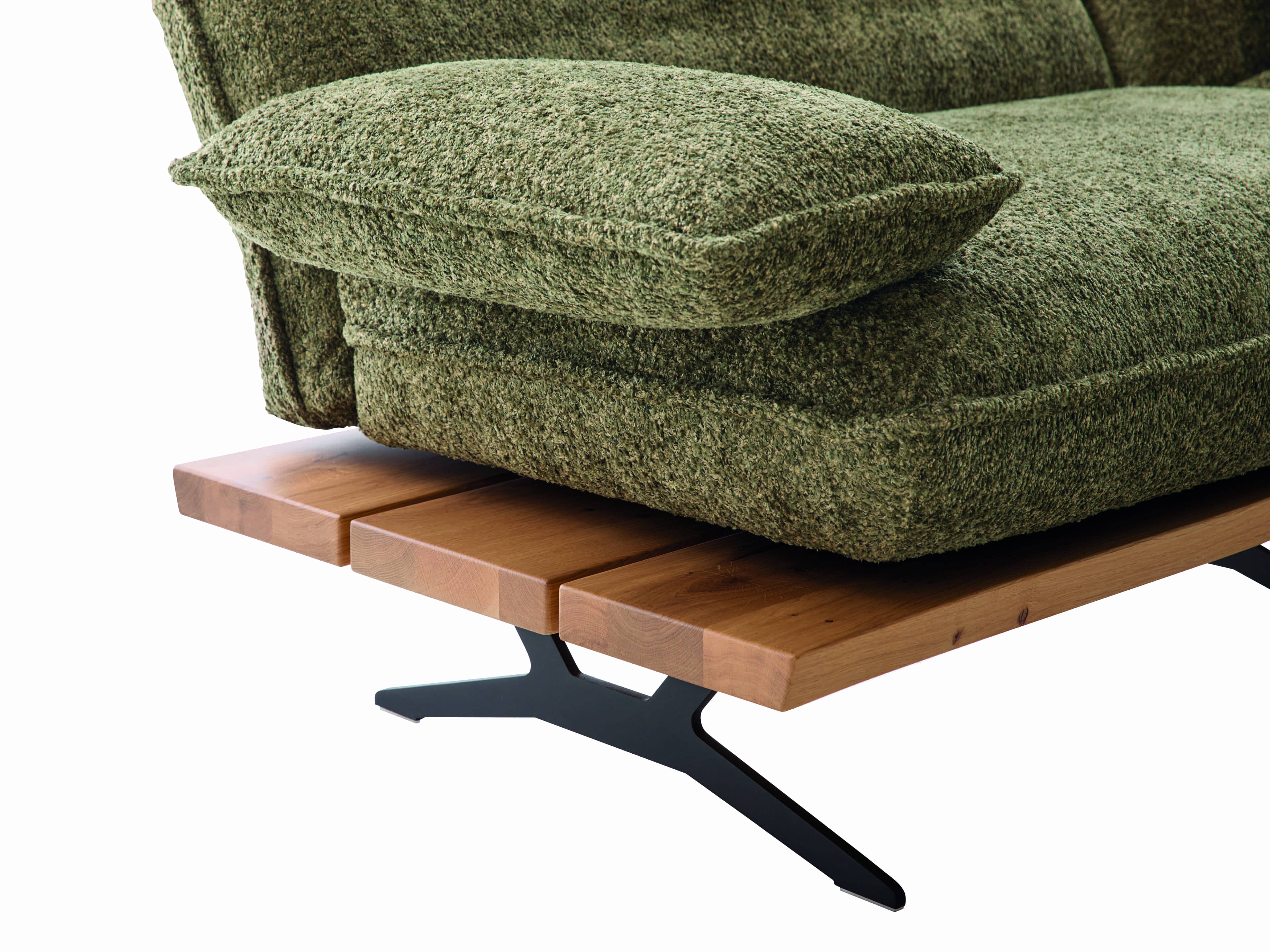 Ecksofa Sixty mit grünem Stoffbezug, losem Kissen, Holzablage und schwarzem Metallfuß
