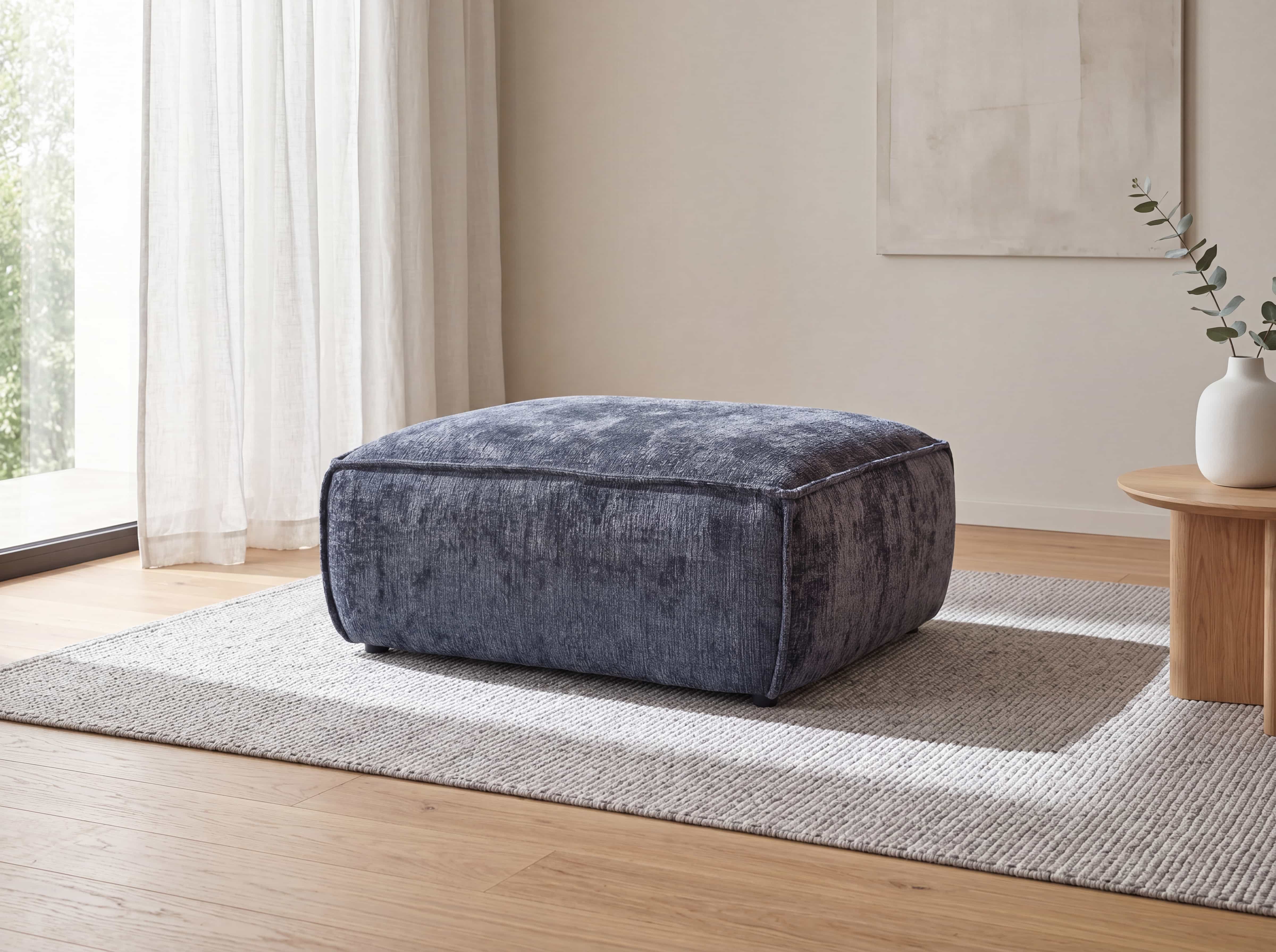 Rechteckiger Pouf Kabs Polsterwelt mit blauem Stoffbezug und dezenten Nähten auf Teppichboden