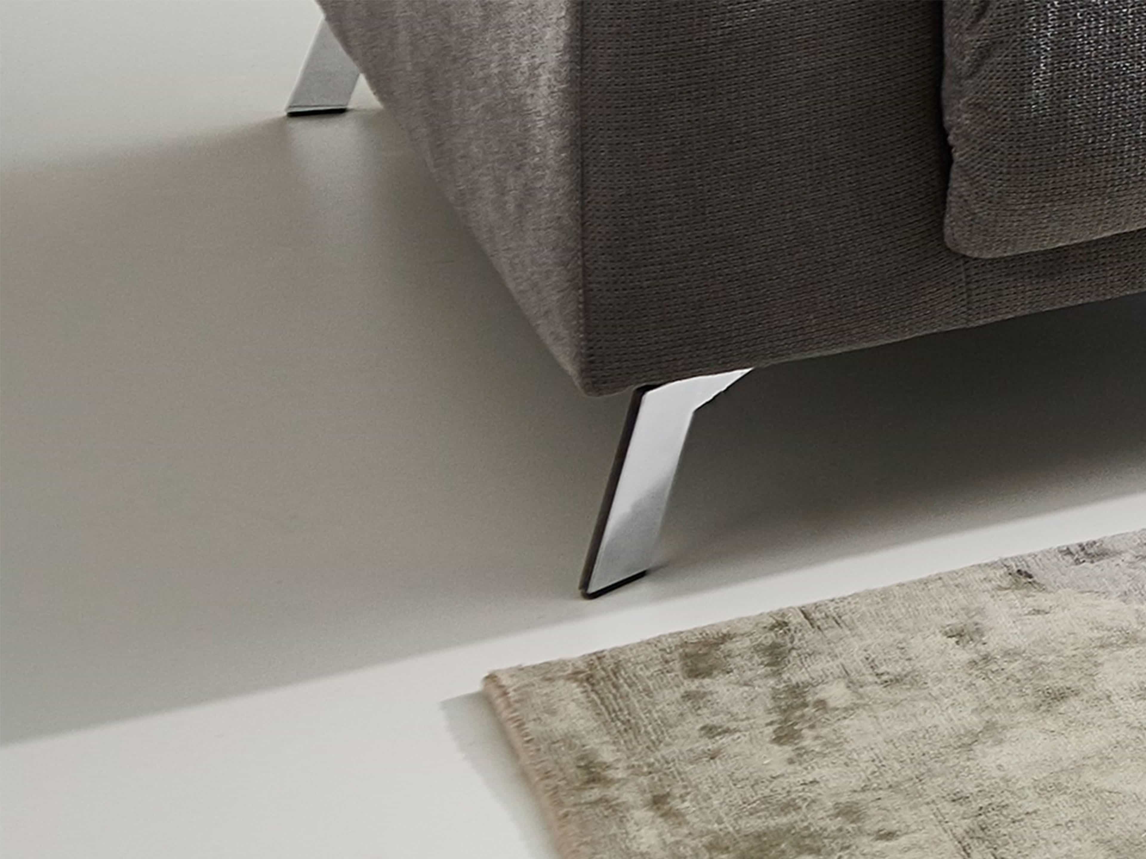 Sofa Kabs Polsterwelt mit grauem Stoffbezug und schrägem, verchromtem Metallfuß