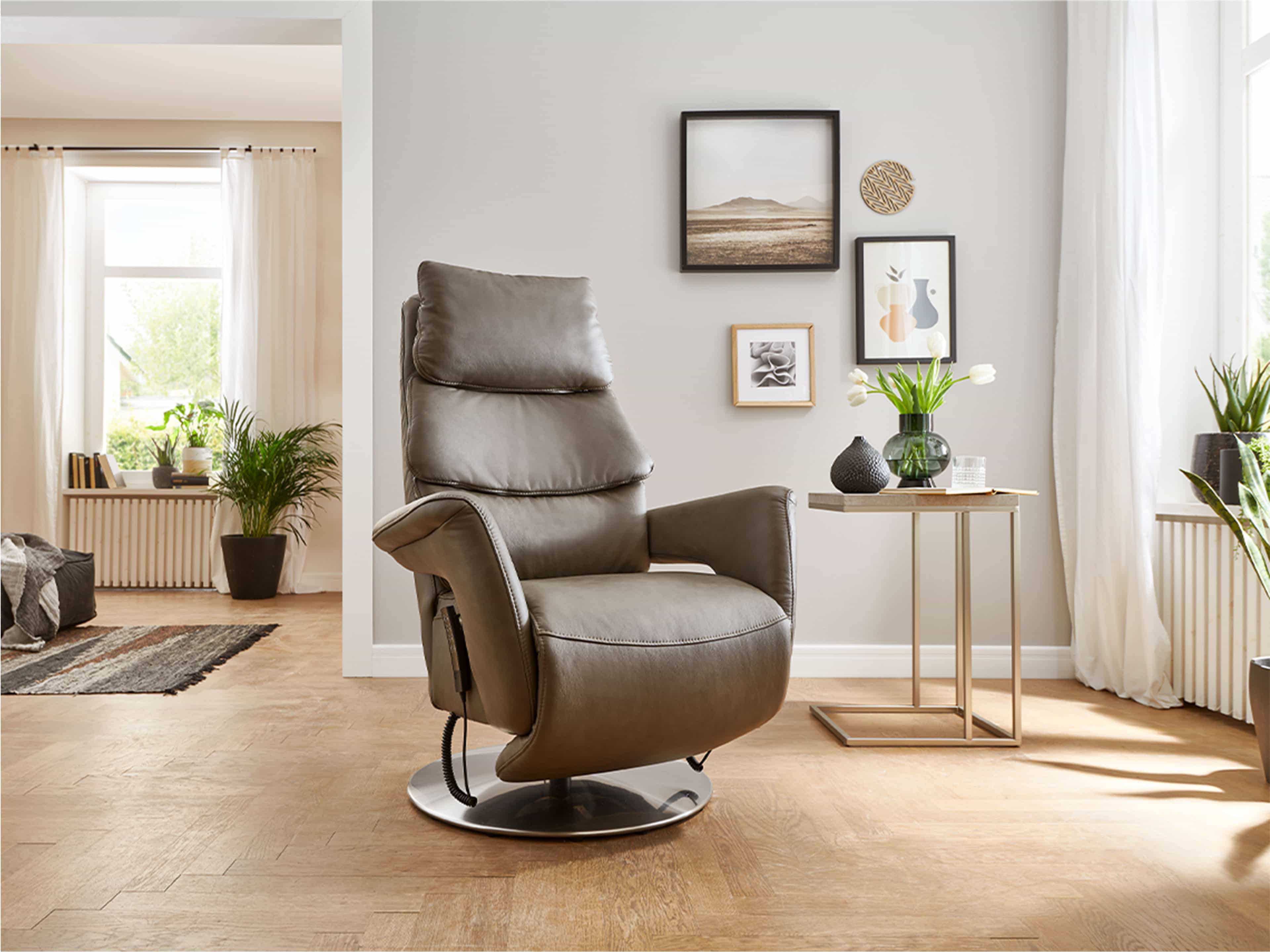 Relaxsessel Kabs mit grauem Lederbezug, gepolsterter Rückenlehne und rundem Metallfuß