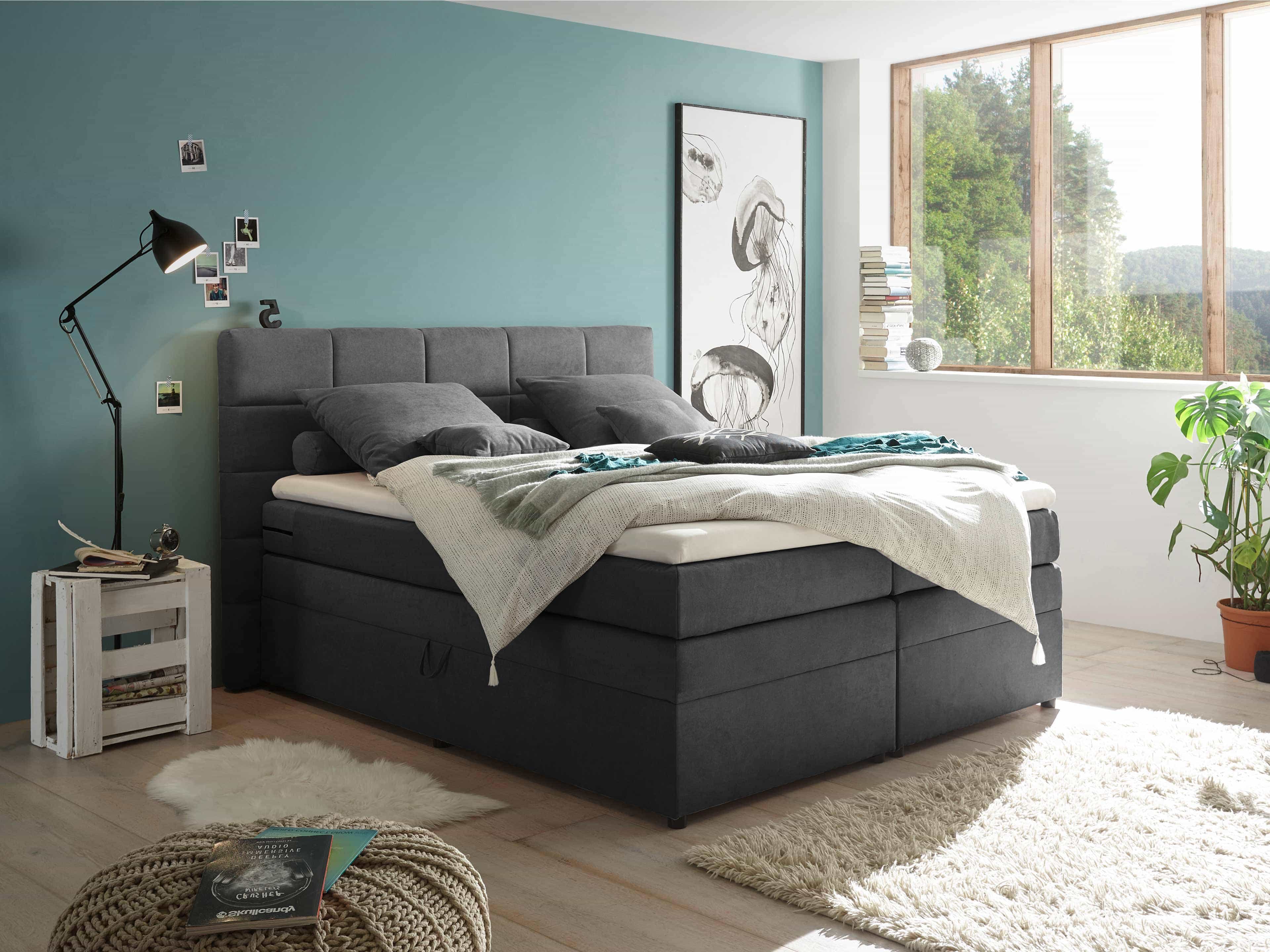 Boxspringbett Kabs in Anthrazit mit gepolstertem Kopfteil und klaren, geradlinigen Formen