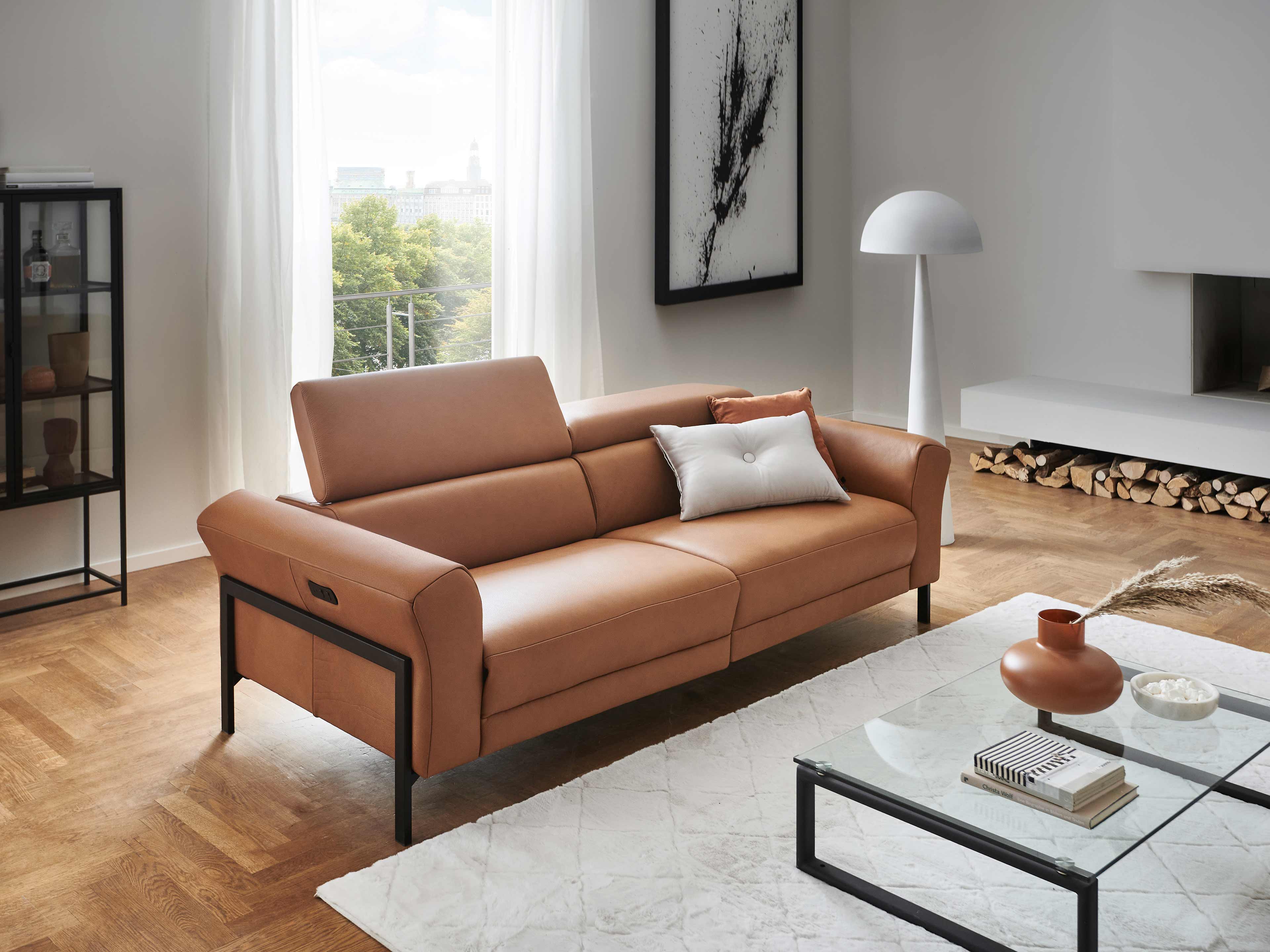 2-Sitzer Sofa Kabs Leder camel mit Armlehnen, gepolsterter Rückenlehne und schwarzem Metallgestell