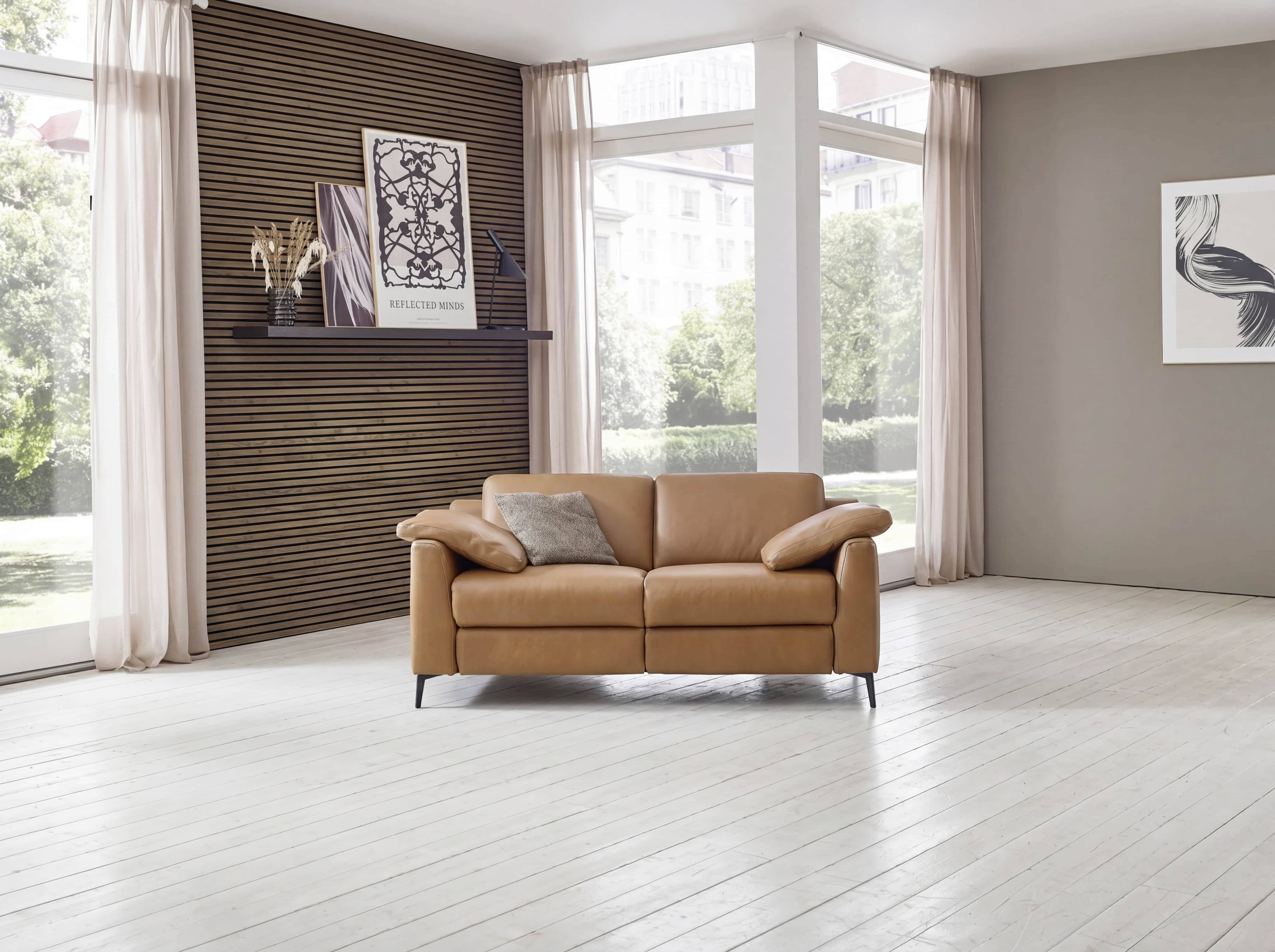 2-Sitzer Ledersofa Modell Kabs in Cognac mit gepolsterten Armlehnen und schwarzen Füßen
