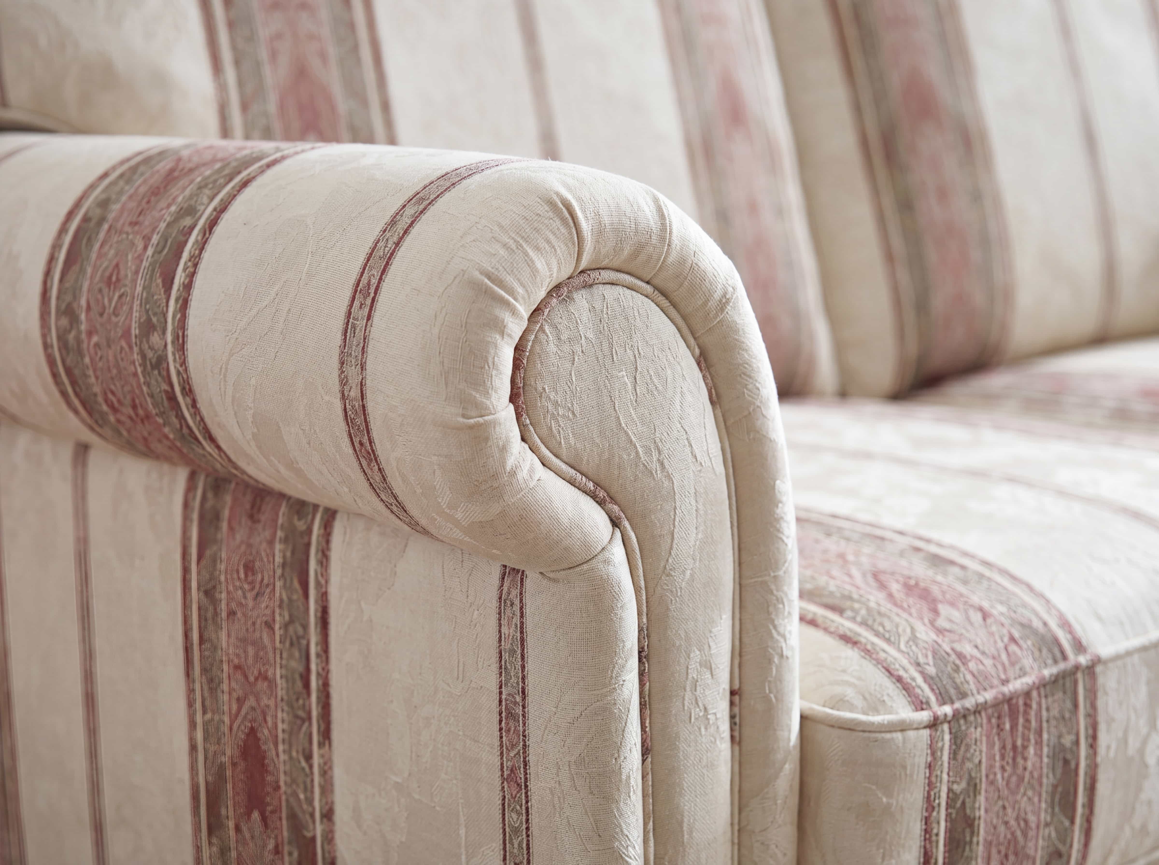2-Sitzer Sofa im klassischen Stil mit Stoffbezug in Beige und Rosa, gerundete Armlehne, Streifenmuster