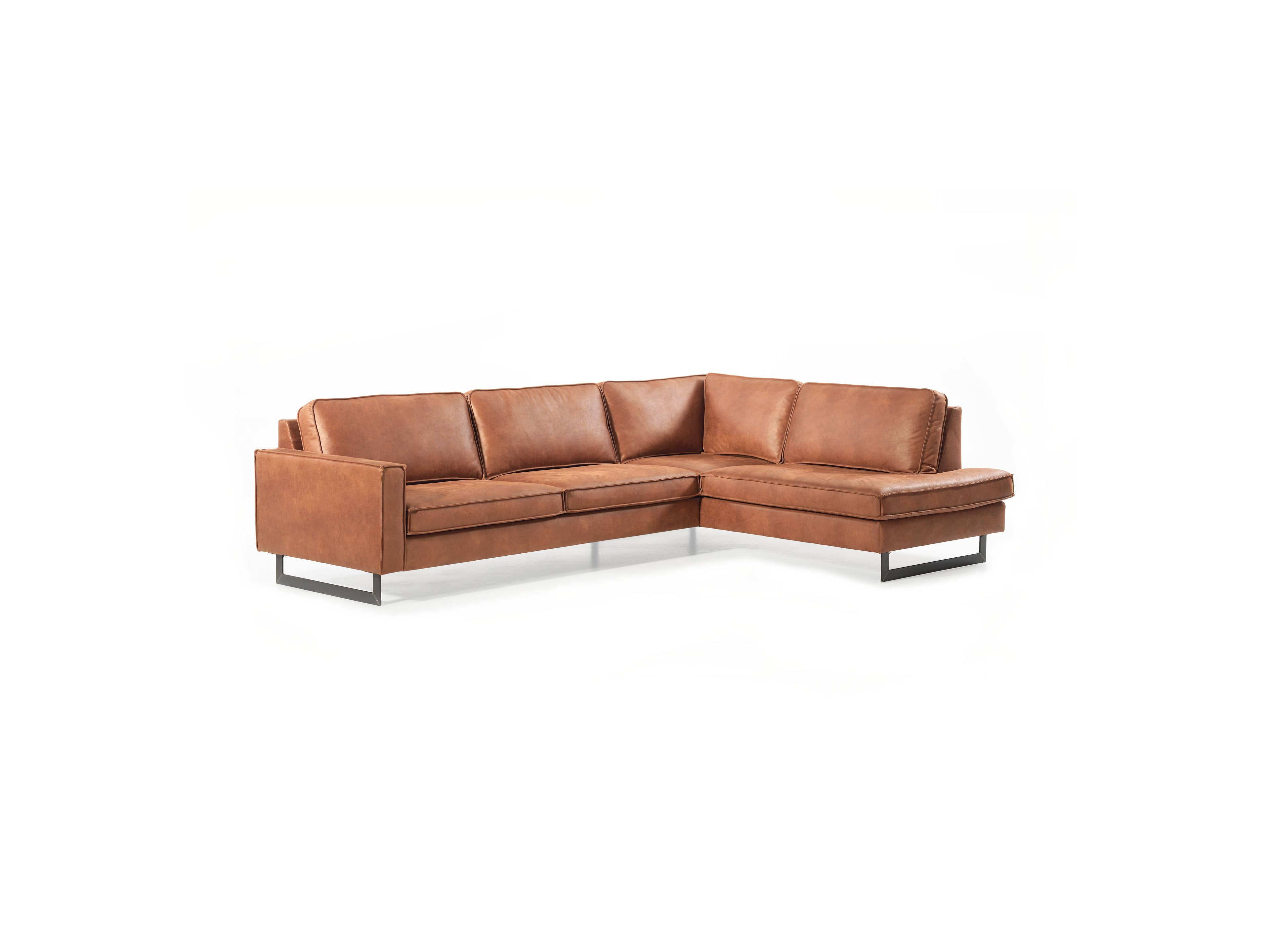 Ecksofa Kabs mit cognacbraunem Lederbezug, geraden Armlehnen und Metallkufen in L-Form.