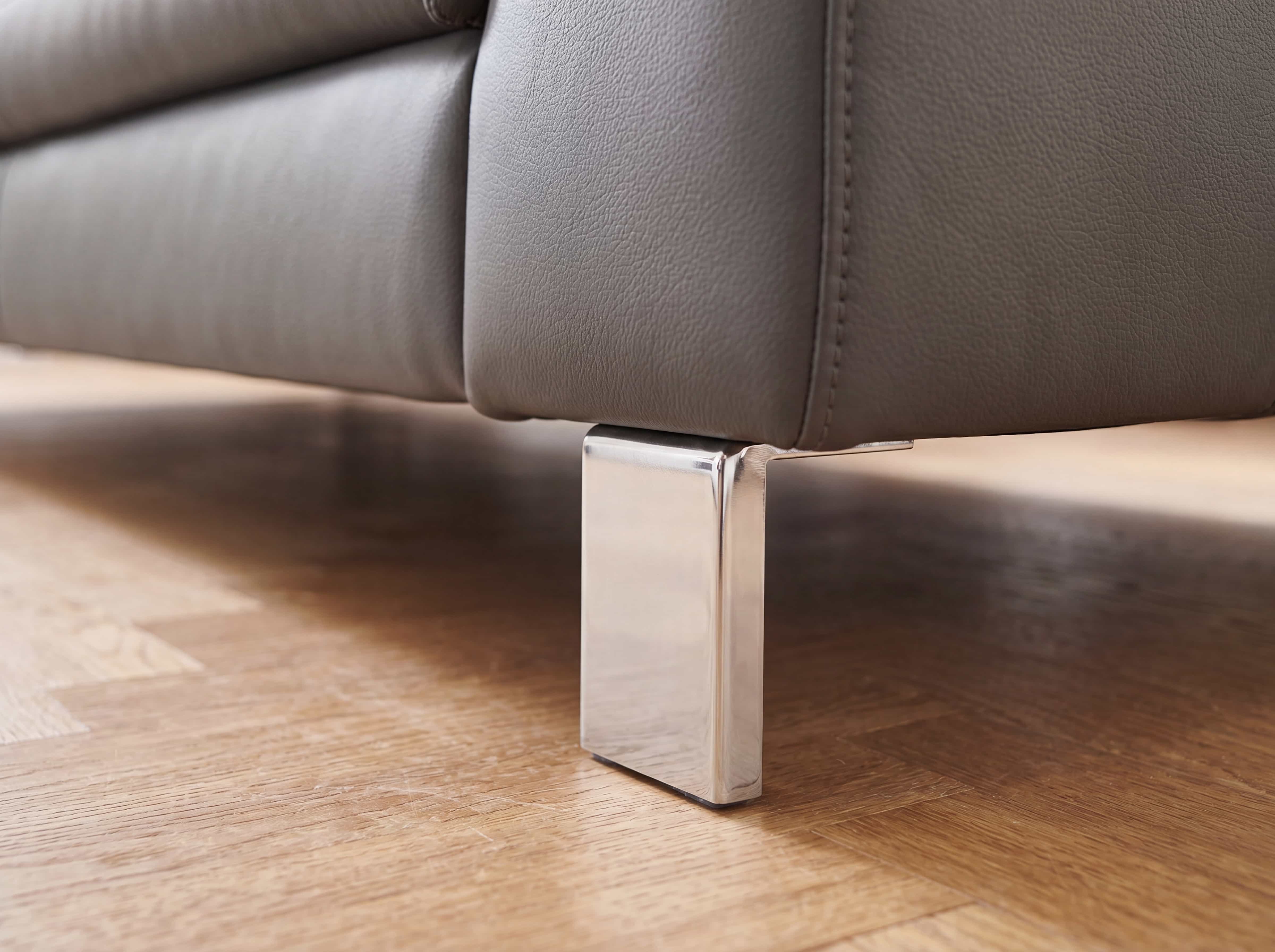 Ecksofa Torrance mit grauem Lederbezug und rechteckigem Metallfuß in chromfarbenem Finish