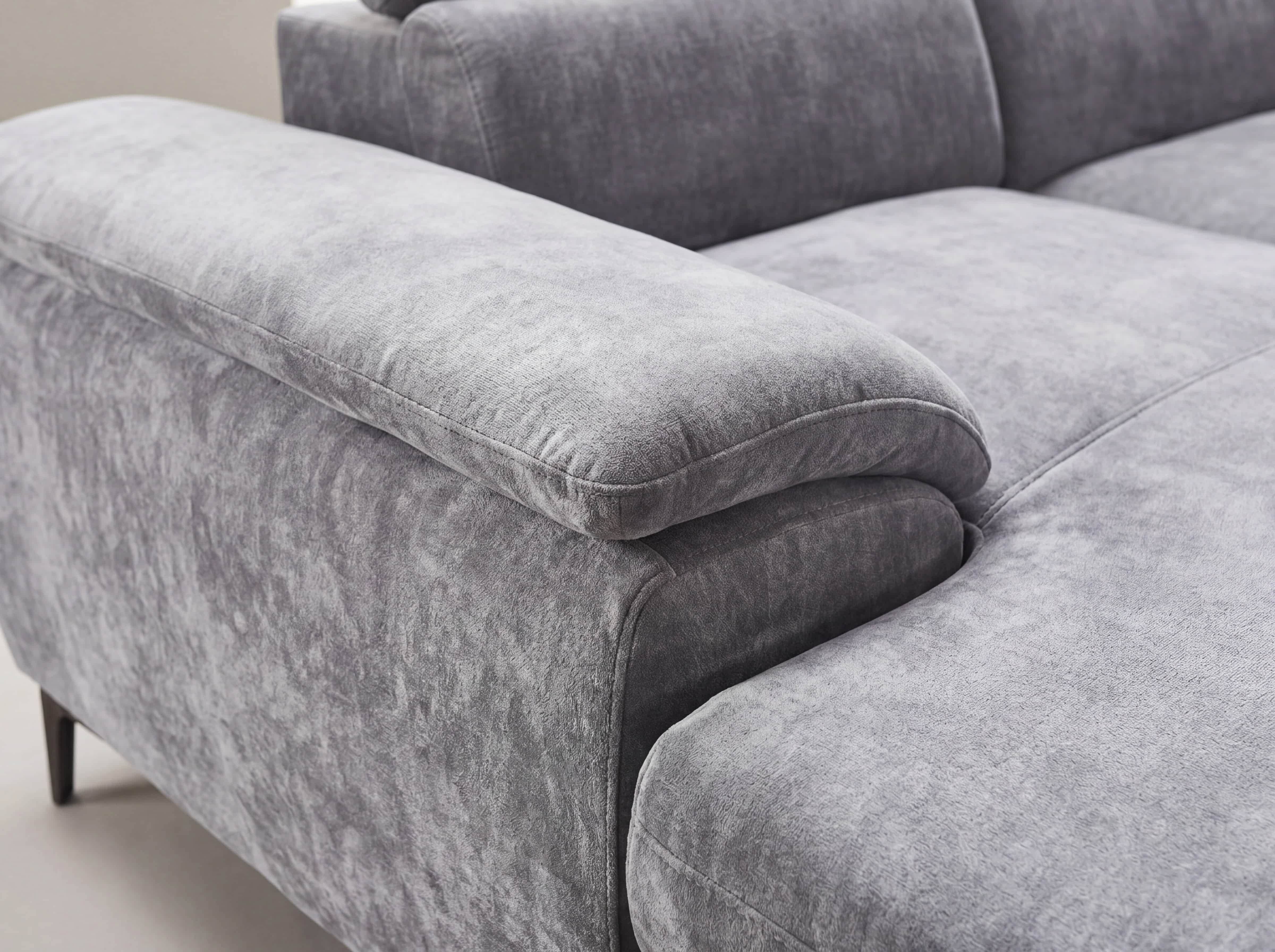 Ecksofa Kabs Polsterwelt mit grauem Stoffbezug und breiten, gepolsterten Armlehnen in Nahaufnahme
