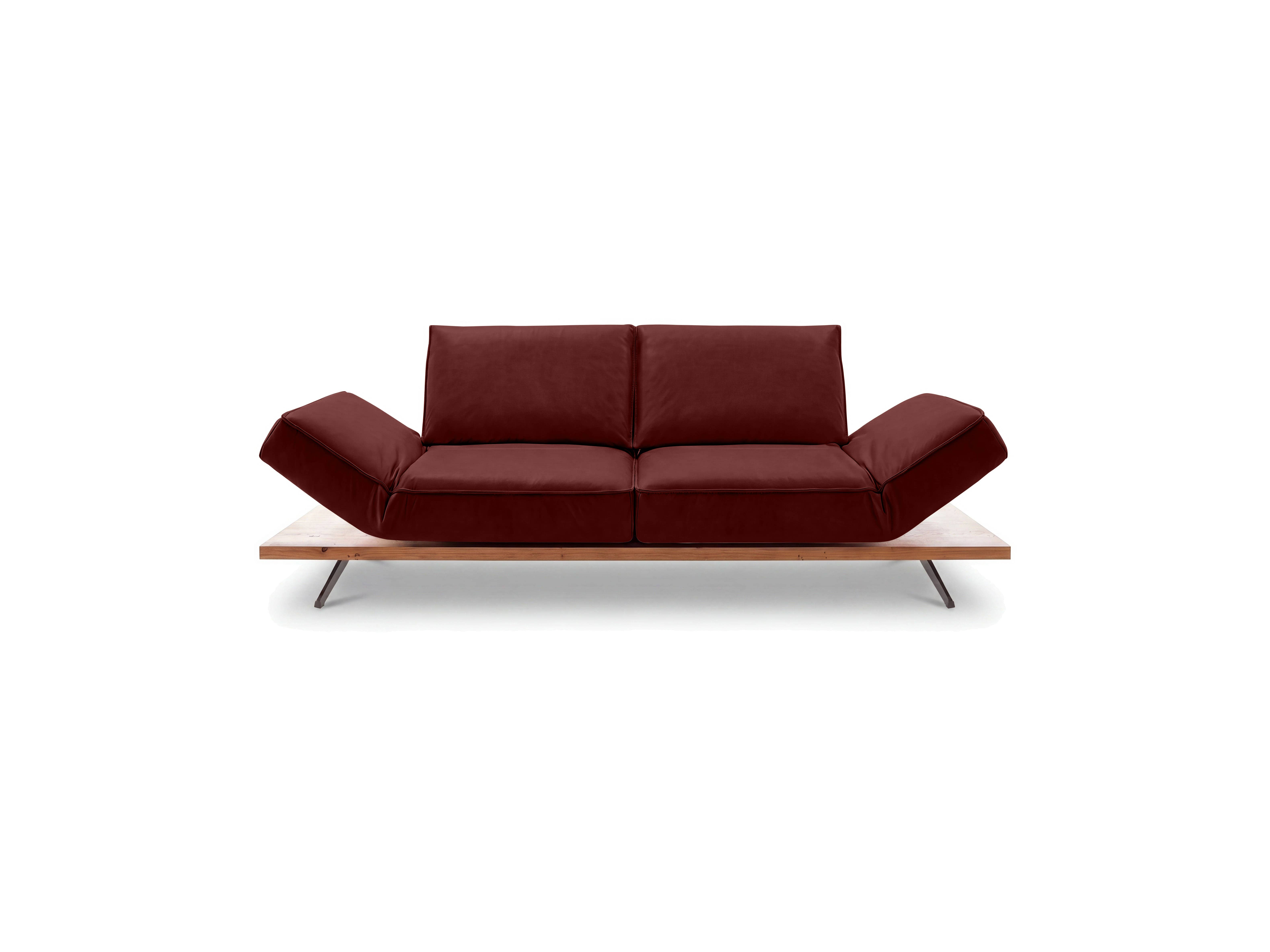 2-Sitzer Sofa Modell mit bordeauxrotem Stoffbezug, klappbaren Armlehnen und Holzplattform