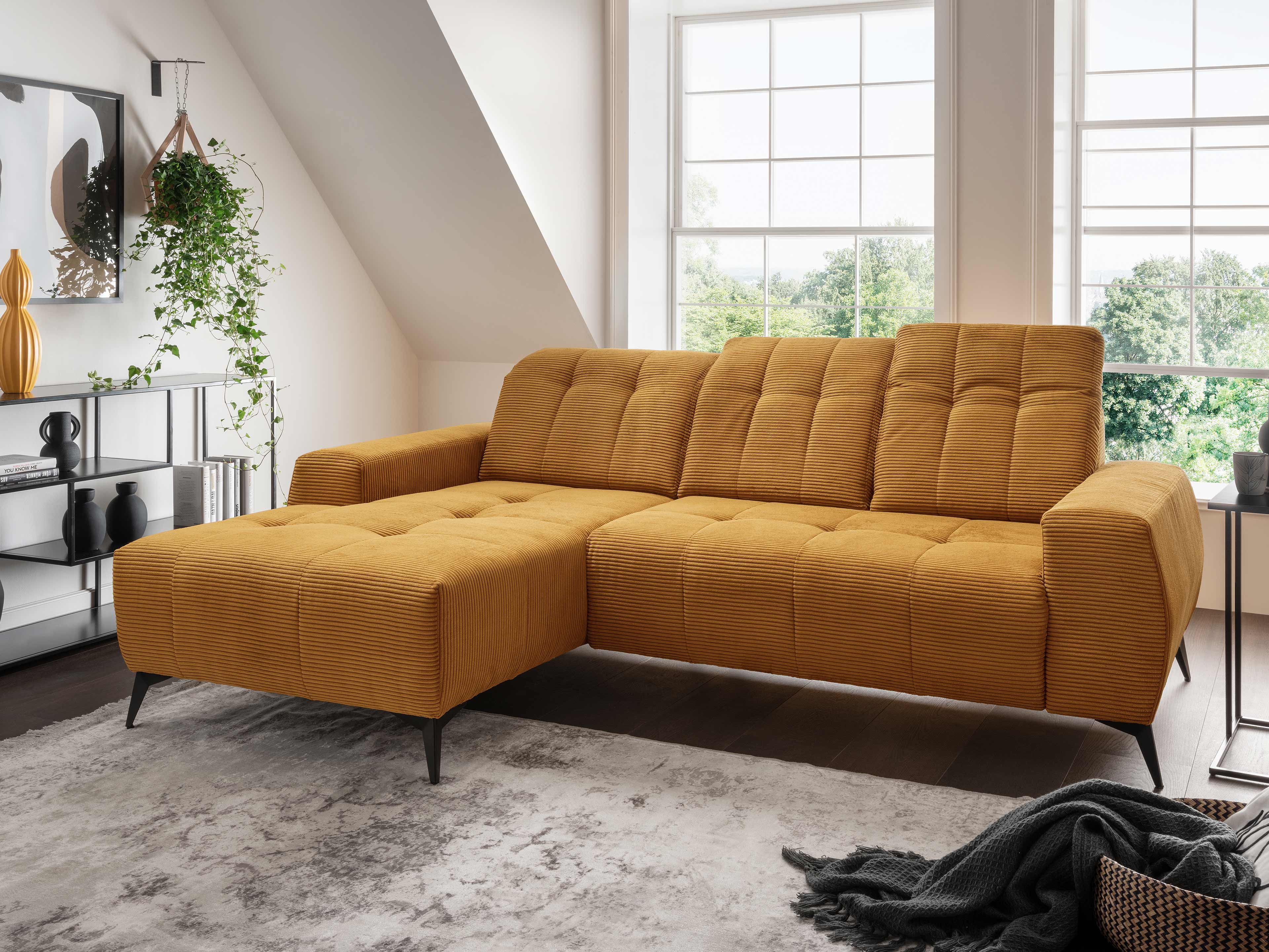 Ecksofa Cord Juna in Senfgelb mit Armlehnen, gesteppter Polsterung und schwarzen Metallfüßen