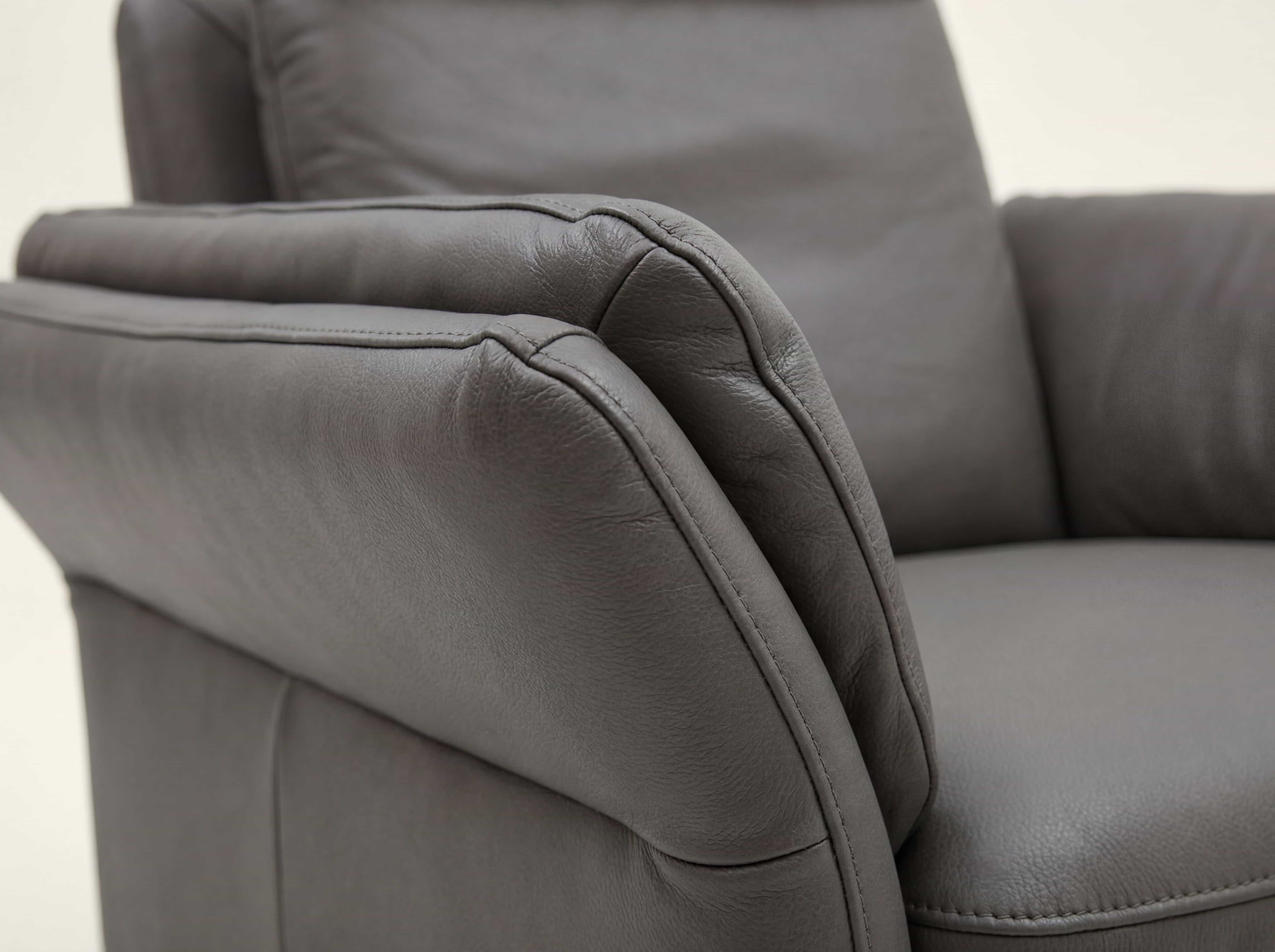 Relaxsessel Pinot – Detailansicht mit grauem Bezug und gepolsterten Armlehnen