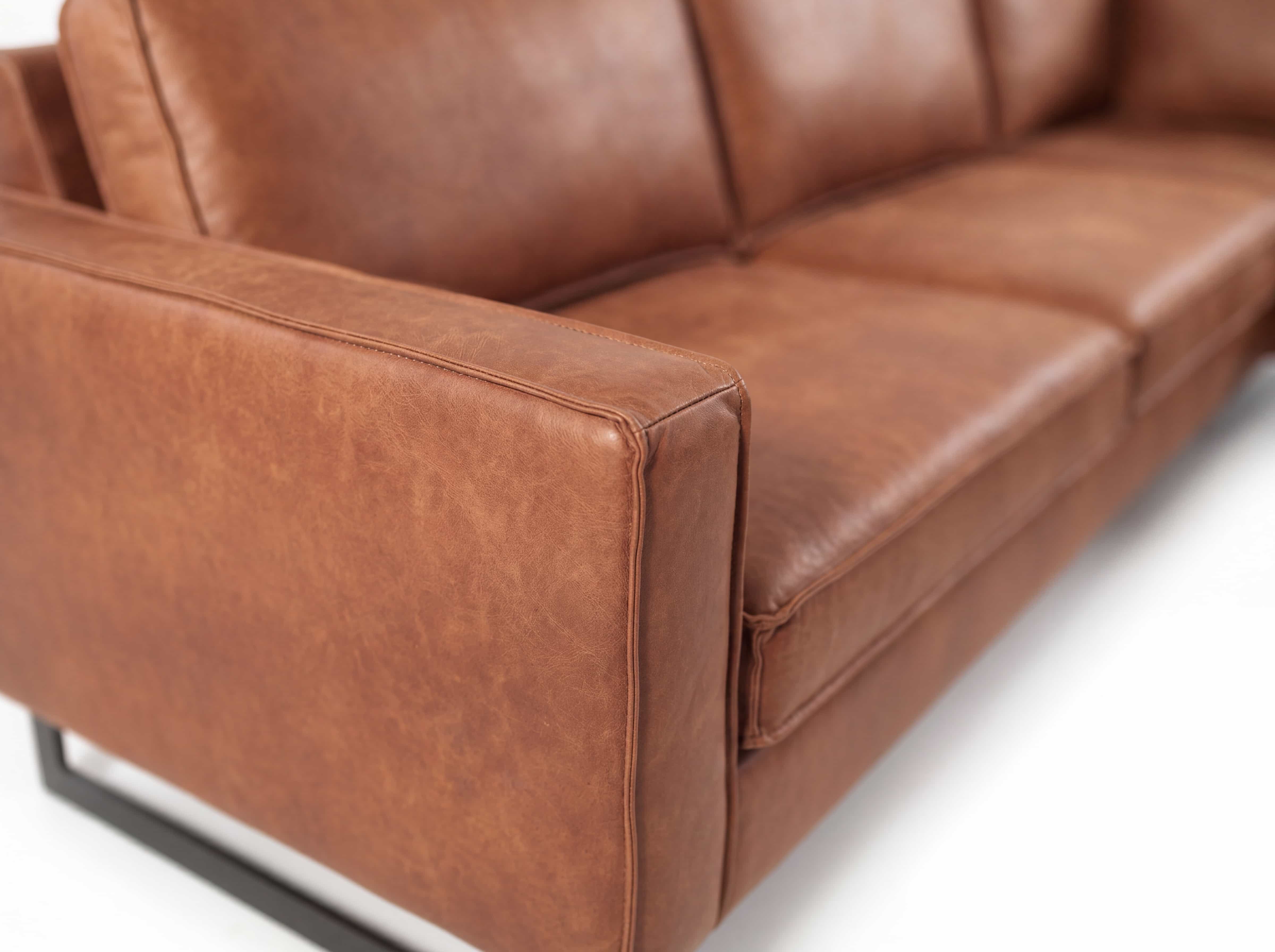 3-Sitzer Sofa Hudson mit cognacfarbenem Lederbezug, geraden Armlehnen und sichtbarem Metallgestell